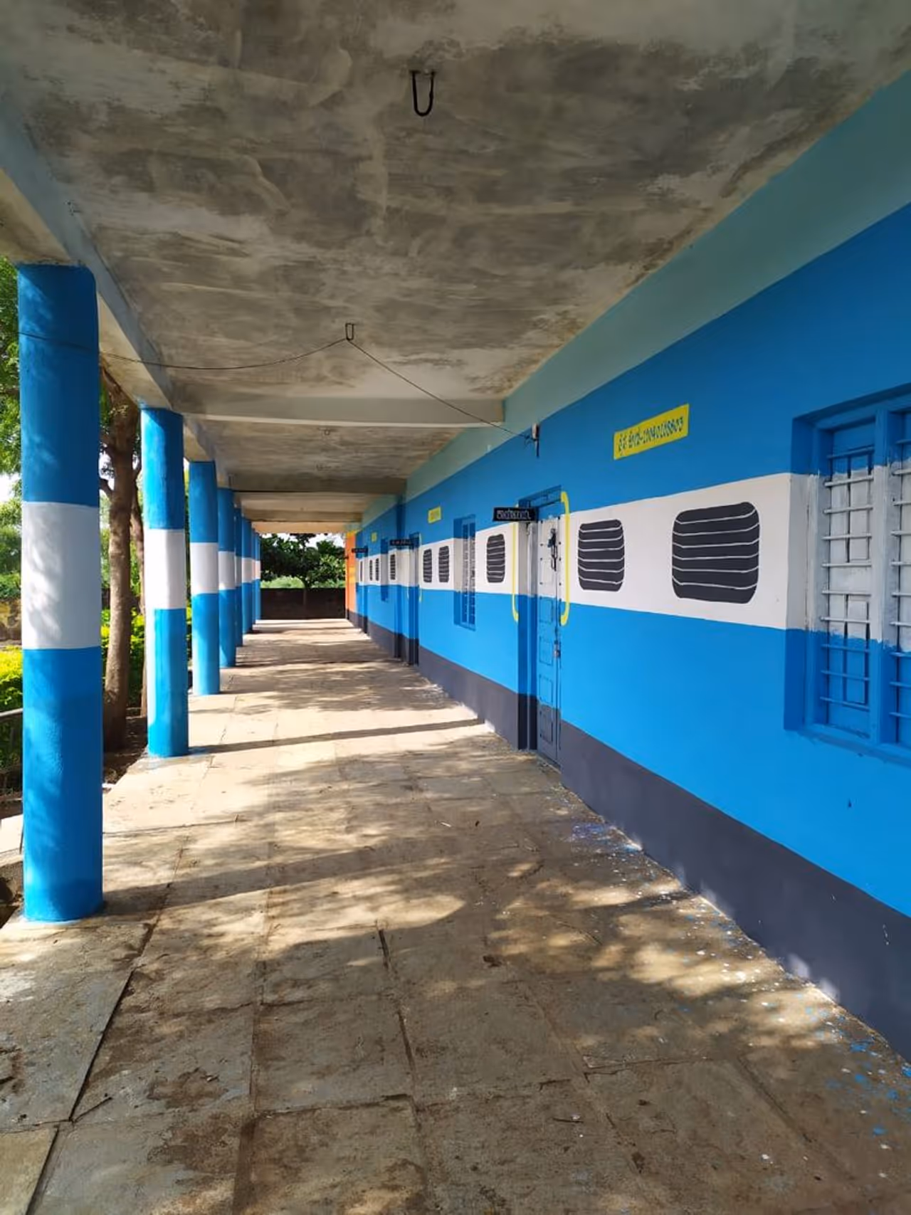 ರೈಲಿನ ವರ್ಣಚಿತ್ರದ ಮೂಲಕ ಗಮನ ಸೆಳೆಯುತ್ತಿರುವ ಸರ್ಕಾರಿ ಶಾಲೆ