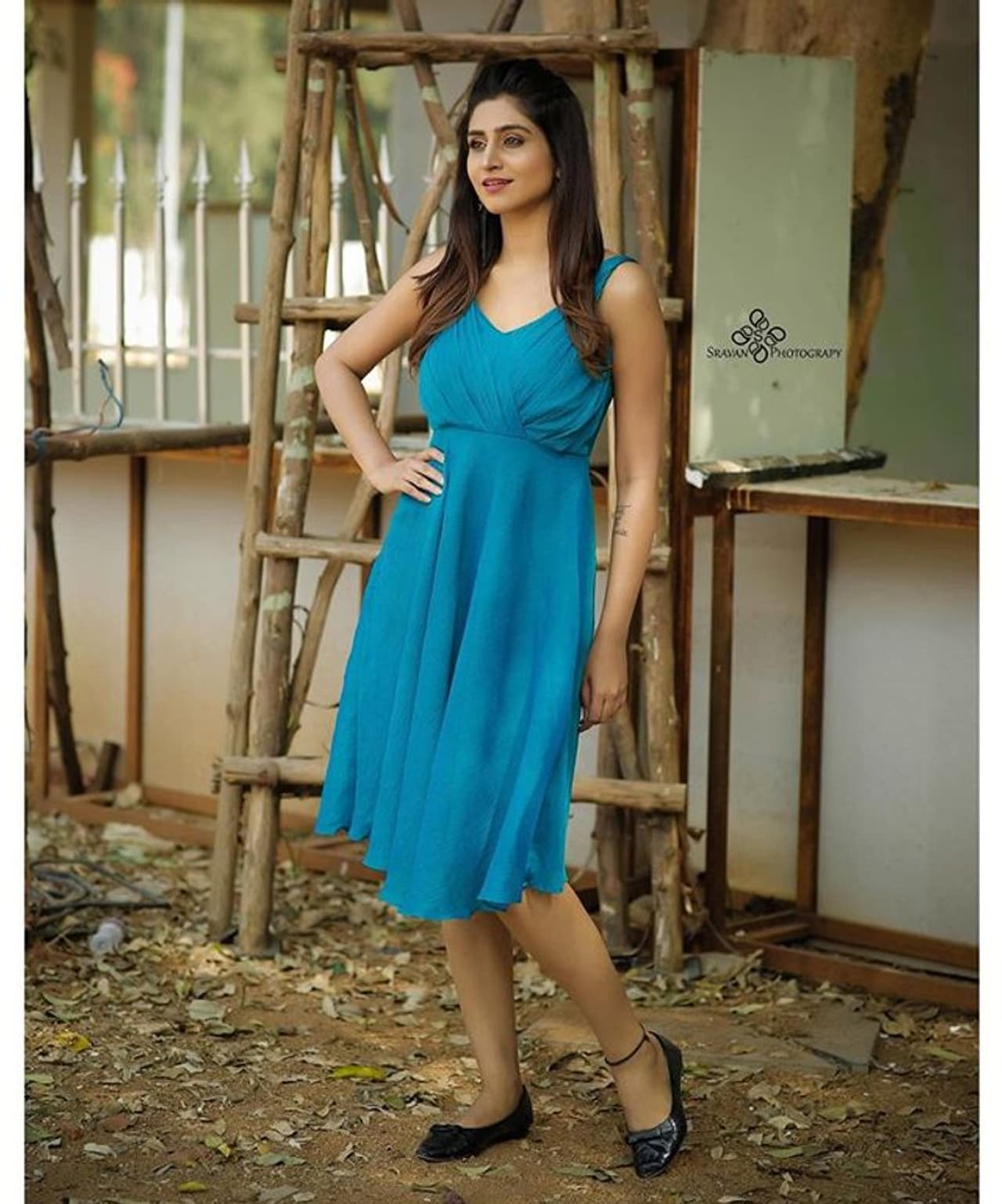 (Courtesy__Instagram) బ్యాచిలర్స్ పూర్తి చేసిన యాంకర్ వర్షిణి ఆ తరువాత మోడలింగ్ మొదలుపెట్టింది. (Courtesy__Instagram) బ్యాచిలర్స్ పూర్తి చేసిన యాంకర్ వర్షిణి ఆ తరువాత మోడలింగ్ మొదలుపెట్టింది.