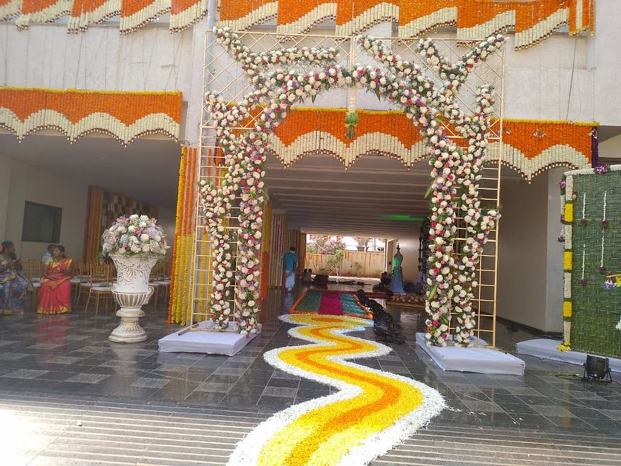 భారతదేశంలో పెళ్లిళ్లకు ఉండే క్రేజ్ అంతా ఇంతా కాదు. ప్రార్థిం ఒక్కరు తమ తాహత్ కి తగినట్టు, సాధ్యమైనంత గ్రాండ్ గా పెళ్లి చేయాలనీ భావిస్తుంటారు. డబ్బున్నోళ్ల సంగతయితే ఇక అది నెక్స్ట్ లెవెల్. వారు తమ పెళ్లిళ్లలోనే తమ సంతానం పట్ల ఉన్న ప్రేమనంతా చూపెట్టేయడానికి విశ్వా ప్రయత్నం చేస్తుంటారు. భారతదేశంలో పెళ్లిళ్లకు ఉండే క్రేజ్ అంతా ఇంతా కాదు. ప్రార్థిం ఒక్కరు తమ తాహత్ కి తగినట్టు, సాధ్యమైనంత గ్రాండ్ గా పెళ్లి చేయాలనీ భావిస్తుంటారు. డబ్బున్నోళ్ల సంగతయితే ఇక అది నెక్స్ట్ లెవెల్. వారు తమ పెళ్లిళ్లలోనే తమ సంతానం పట్ల ఉన్న ప్రేమనంతా చూపెట్టేయడానికి విశ్వా ప్రయత్నం చేస్తుంటారు.