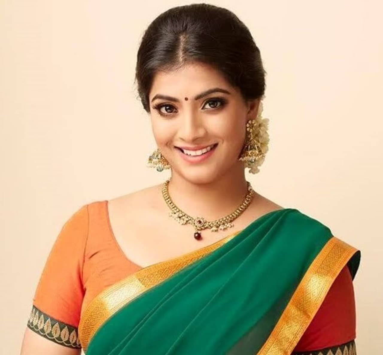 <h2> </h2><p>நடிகை வரலட்சுமி நடிகை என்பதை தாண்டி, தன்னால் முடிந்த வரை சமூக பிரச்சனைகளுக்கு தொடர்ந்து குரல் கொடுத்து வருகிறார்.</p> <h2> </h2><p>நடிகை வரலட்சுமி நடிகை என்பதை தாண்டி, தன்னால் முடிந்த வரை சமூக பிரச்சனைகளுக்கு தொடர்ந்து குரல் கொடுத்து வருகிறார்.</p>