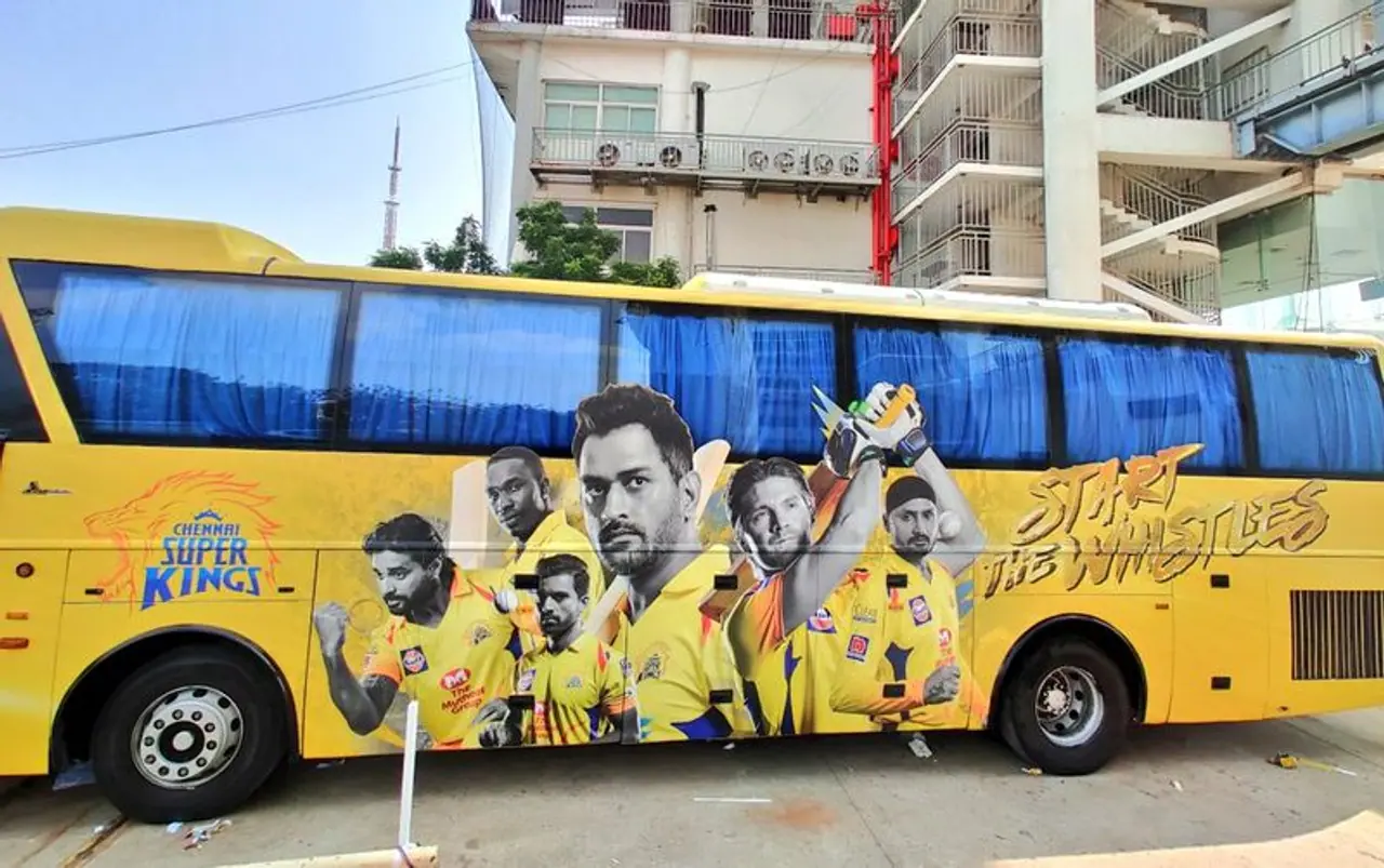 ಚೆನ್ನೈಗೆ ಆಗಮಿಸಿದ ಕ್ಯಾಪ್ಟನ್ ಧೋನಿಗೆ ಅದ್ಧೂರಿ ಸ್ವಾಗತ