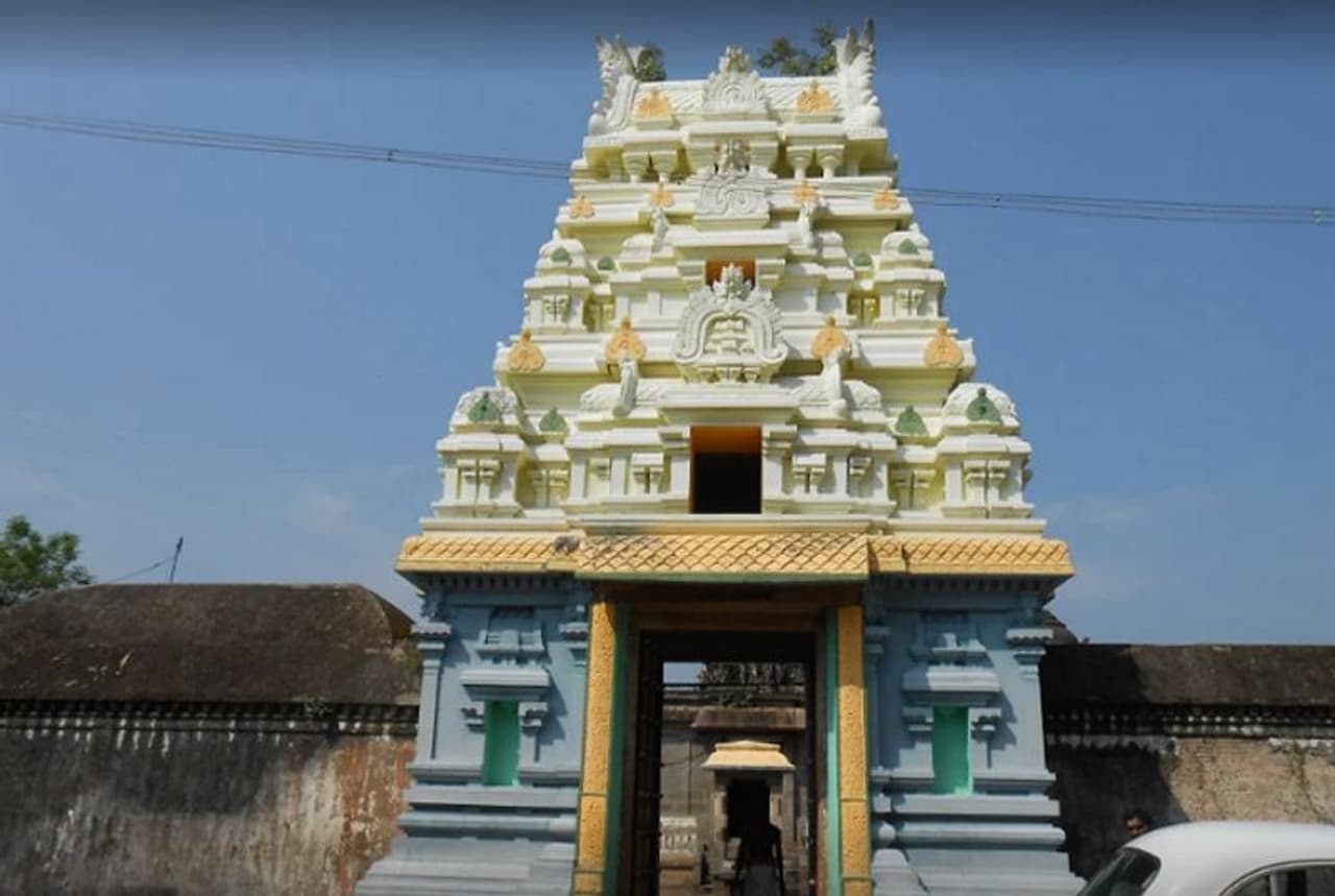 ವೆನ್ನಿ ಕರುಂಬೇಶ್ವರ ದೇವಸ್ಥಾನವು ತಮಿಳನಾಡಿನ ತಿರುವರೂರು ಜಿಲ್ಲೆಯಾ ನೀಡಾಮಂಗಳಂ ಸಮೀಪದ ಕೊವಿಲ್ ವೆನ್ನಿ ಎಂಬಲ್ಲಿದೆ. ವೆನ್ನಿ ಕರುಂಬೇಶ್ವರ ದೇವಸ್ಥಾನವು ತಮಿಳನಾಡಿನ ತಿರುವರೂರು ಜಿಲ್ಲೆಯಾ ನೀಡಾಮಂಗಳಂ ಸಮೀಪದ ಕೊವಿಲ್ ವೆನ್ನಿ ಎಂಬಲ್ಲಿದೆ.