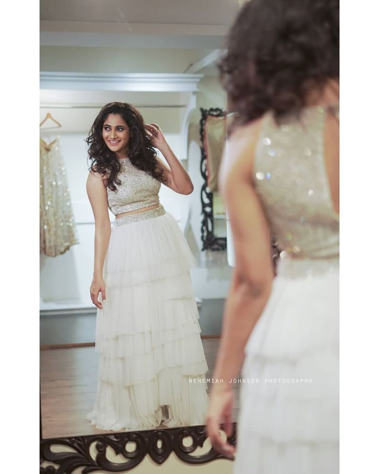 முன்னழகு பின்னழகை காட்டி மயக்கும் லாஸ்லியா முன்னழகு பின்னழகை காட்டி மயக்கும் லாஸ்லியா