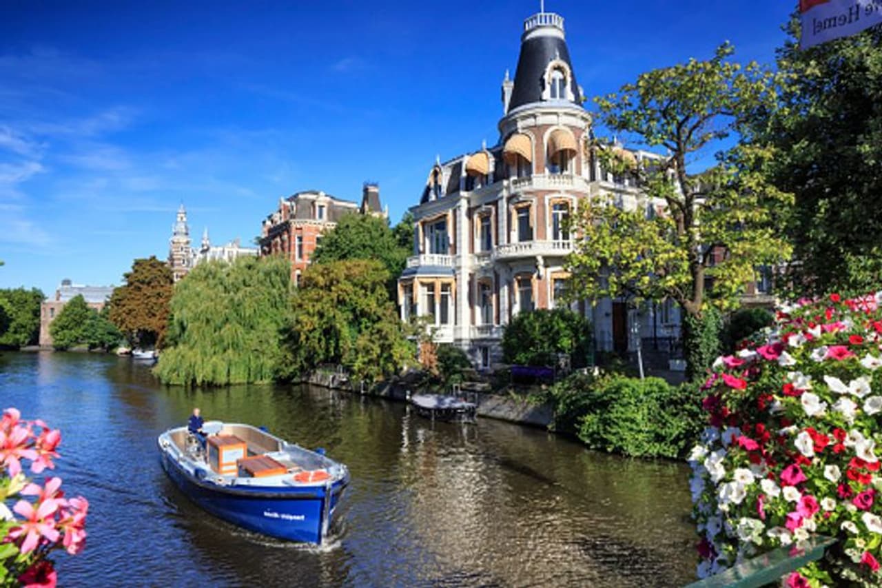 ಆಂಸ್ಟೆಲ್ ನದಿ ಇರುವ ಡ್ಯಾಮ್ನಿಂದ ಈ ನಗರಕ್ಕೆ ಆರ್ಮಸ್ಟ್ರಡಾಮ್ ಎಂಬ ಹೆಸರು ಬಂದಿದೆ. ನೆದರ್ಲ್ಯಾಂಡ್ಸ್ ದೇಶದ ಆರ್ಥಿಕ ಮತ್ತು ಸಾಂಸ್ಕೃತಿಕ ಕೇಂದ್ರವಾದ ಈ ನಗರ ದೇಶದ ಪಶ್ಚಿಮ ಭಾಗದಲ್ಲಿರುವ ಉತ್ತರ ಹಾಲೆಂಡ್ ಪ್ರದೇಶದಲ್ಲಿದೆ. ಆಂಸ್ಟೆಲ್ ನದಿ ಇರುವ ಡ್ಯಾಮ್ನಿಂದ ಈ ನಗರಕ್ಕೆ ಆರ್ಮಸ್ಟ್ರಡಾಮ್ ಎಂಬ ಹೆಸರು ಬಂದಿದೆ. ನೆದರ್ಲ್ಯಾಂಡ್ಸ್ ದೇಶದ ಆರ್ಥಿಕ ಮತ್ತು ಸಾಂಸ್ಕೃತಿಕ ಕೇಂದ್ರವಾದ ಈ ನಗರ ದೇಶದ ಪಶ್ಚಿಮ ಭಾಗದಲ್ಲಿರುವ ಉತ್ತರ ಹಾಲೆಂಡ್ ಪ್ರದೇಶದಲ್ಲಿದೆ.