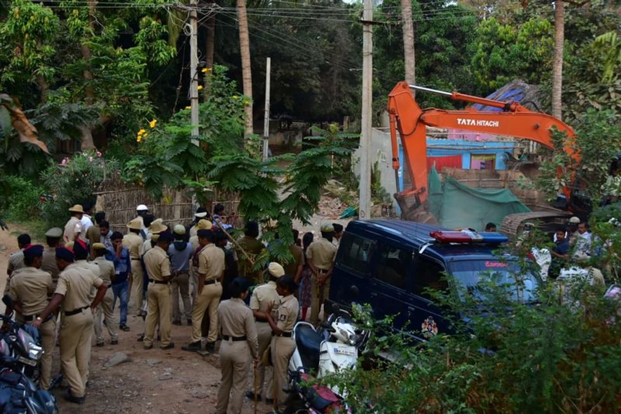 ವಿರೂಪಾಪುರಗಡ್ಡೆಯಲ್ಲಿರುವ ಅನಧಿಕೃತ ರೆಸಾರ್ಟ್ಗಳ ತೆರವು ಕಾರ್ಯಾಚರಣೆ ವಿರೂಪಾಪುರಗಡ್ಡೆಯಲ್ಲಿರುವ ಅನಧಿಕೃತ ರೆಸಾರ್ಟ್ಗಳ ತೆರವು ಕಾರ್ಯಾಚರಣೆ