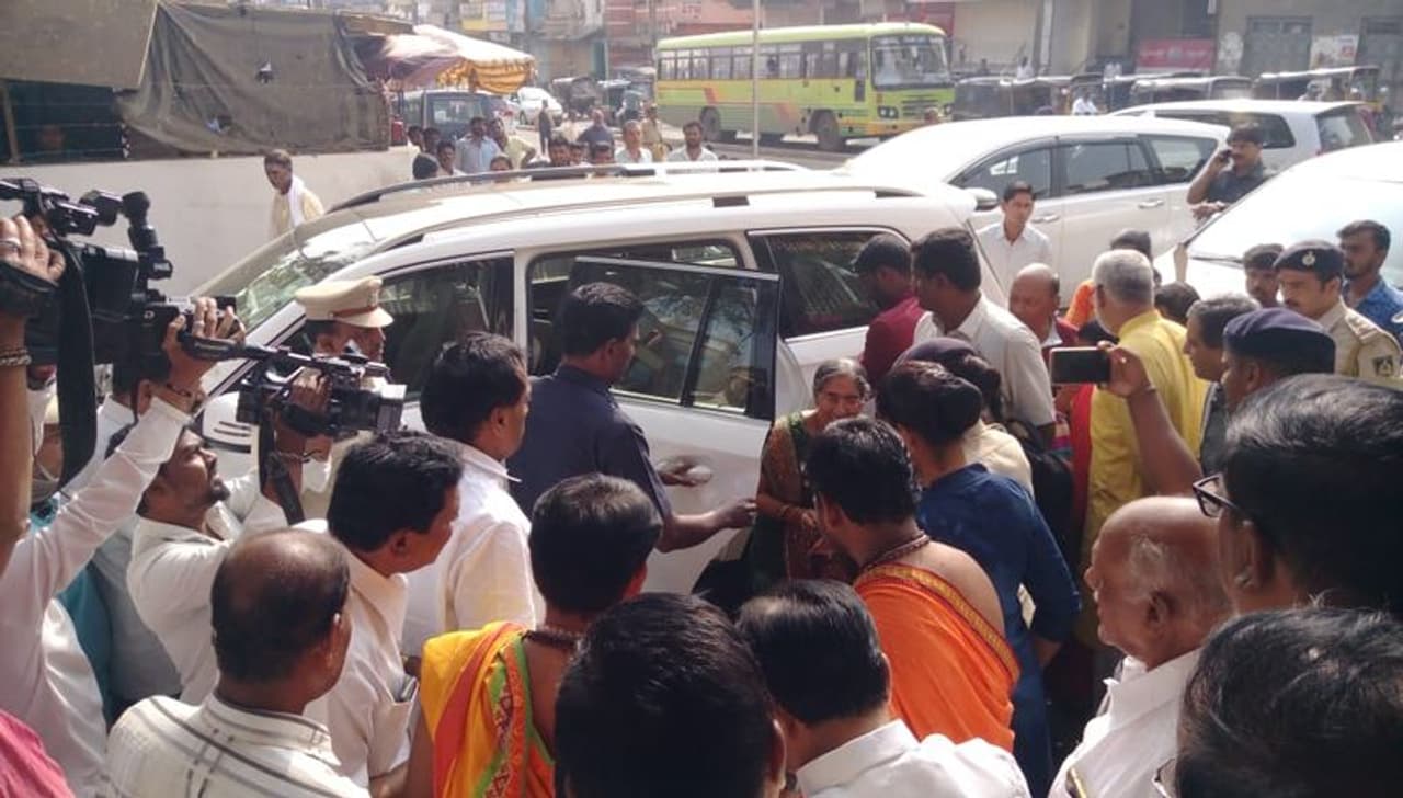 ಪ್ರಧಾನಿ ನರೇಂದ್ರ ಮೋದಿ ಅವರ ಪತ್ನಿ ಯಶೋಧಾಬೆನ್ ಅವರು ಚಿತ್ರದುರ್ಗದ ನೀಲಕಂಠೇಶ್ವರ ದೇವಾಲಯಕ್ಕೆ ಭೇಟಿ ನೀಡಿದ್ದಾರೆ. ಪ್ರಧಾನಿ ನರೇಂದ್ರ ಮೋದಿ ಅವರ ಪತ್ನಿ ಯಶೋಧಾಬೆನ್ ಅವರು ಚಿತ್ರದುರ್ಗದ ನೀಲಕಂಠೇಶ್ವರ ದೇವಾಲಯಕ್ಕೆ ಭೇಟಿ ನೀಡಿದ್ದಾರೆ.