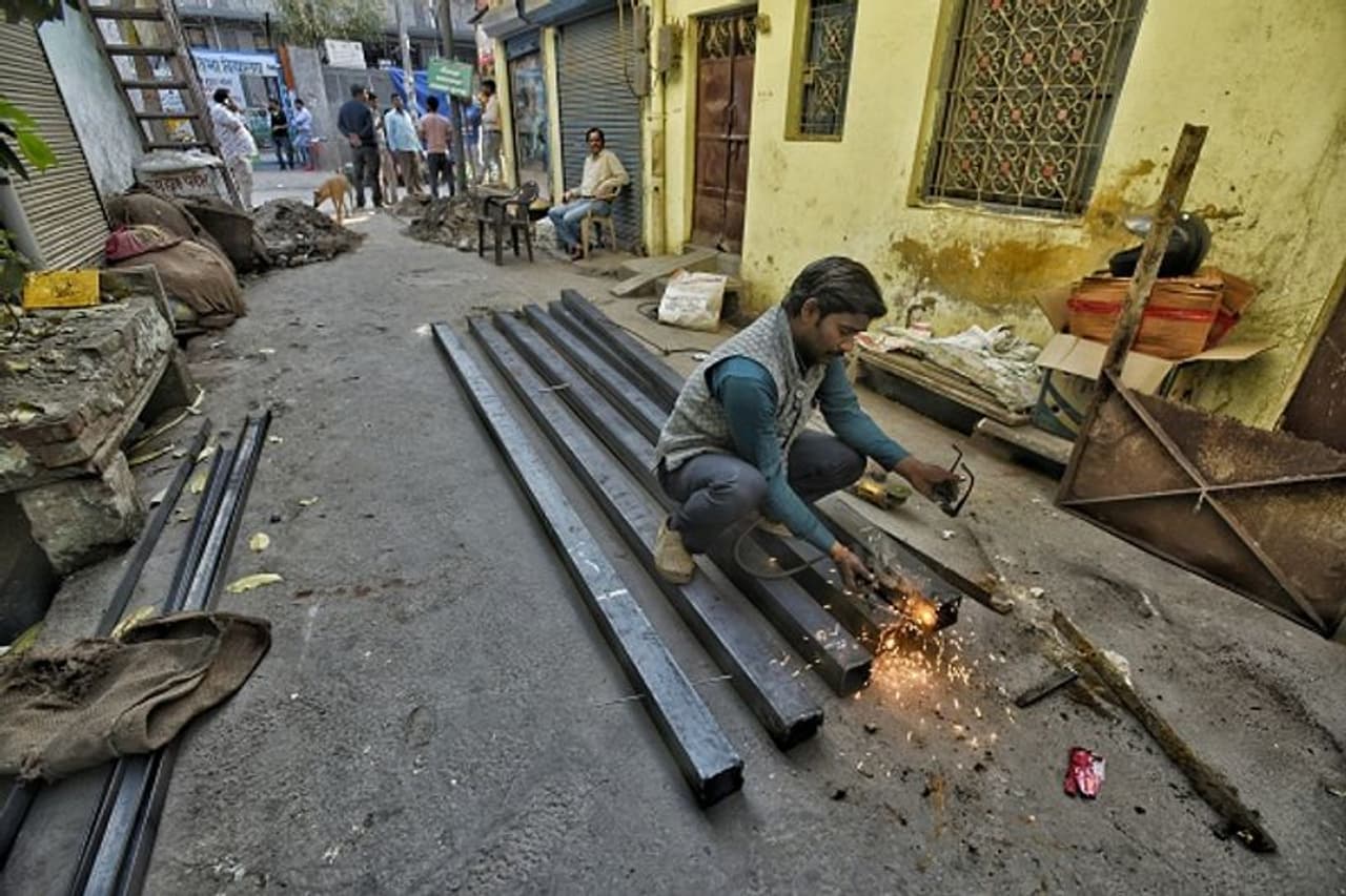 കലാപത്തിന് ശേഷം മൗജ്പൂരിലെ തെരുവില് സുരക്ഷയ്ക്കായി ഗെയ്റ്റ് നിര്മ്മാണത്തിലേര്പ്പെട്ടിരിക്കുന്ന തൊഴിലാളി. കലാപത്തിന് ശേഷം മൗജ്പൂരില് കാണുന്ന ഒരു പ്രധാന കാഴ്ചയാണിത്. മൗജ്പൂരിലെ എന്നല്ല വടക്ക് കിഴക്കന് ദില്ലിയിലെ പല തെരുവുകളും ഇപ്പോള് കനത്ത ഇരുമ്പു ഗെയ്റ്റുകള് പണിയാനുള്ള തിരക്കിലാണ്. തങ്ങളുടെ സ്ഥലത്തേക്ക് തിരിച്ചെത്തുന്നവര് വീടുകള് വീണ്ടെടുക്കുന്നതിനും മുന്നേ ചെയ്യുന്നത് ആദ്യം തങ്ങളുടെ തെരുവിന് കനത്ത ഇരുമ്പു ഗെയ്റ്റുകള് പണിയുകയാണ്. കലാപത്തിന് ശേഷം മൗജ്പൂരിലെ തെരുവില് സുരക്ഷയ്ക്കായി ഗെയ്റ്റ് നിര്മ്മാണത്തിലേര്പ്പെട്ടിരിക്കുന്ന തൊഴിലാളി. കലാപത്തിന് ശേഷം മൗജ്പൂരില് കാണുന്ന ഒരു പ്രധാന കാഴ്ചയാണിത്. മൗജ്പൂരിലെ എന്നല്ല വടക്ക് കിഴക്കന് ദില്ലിയിലെ പല തെരുവുകളും ഇപ്പോള് കനത്ത ഇരുമ്പു ഗെയ്റ്റുകള് പണിയാനുള്ള തിരക്കിലാണ്. തങ്ങളുടെ സ്ഥലത്തേക്ക് തിരിച്ചെത്തുന്നവര് വീടുകള് വീണ്ടെടുക്കുന്നതിനും മുന്നേ ചെയ്യുന്നത് ആദ്യം തങ്ങളുടെ തെരുവിന് കനത്ത ഇരുമ്പു ഗെയ്റ്റുകള് പണിയുകയാണ്.