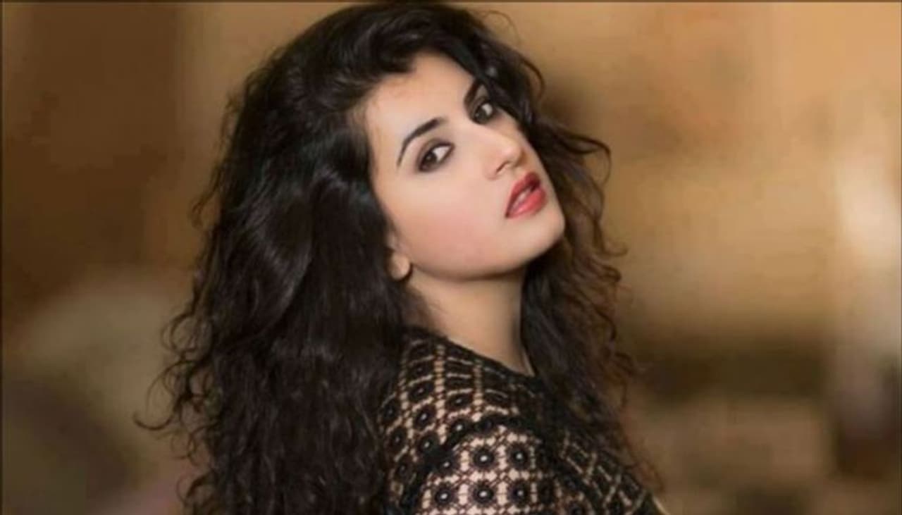 దర్శకధీరుడు ఎస్.ఎస్.రాజమౌళి సినిమాలో నటించాలని చాలా మంది తారలు అనుకుంటారు. కానీ ఆ అవకాశం కొందరికే వస్తుంది. అలాంటిది ఆయనే స్వయంగా సినిమా నటిస్తావా..? అని ఓ ఆర్టిస్ట్ ని అడిగితే ఆమె కుదరదని చెప్పిందట. ఇంతకీ ఆ నటి ఎవరో తెలుసా.. బిగ్ బాస్ ఫేమ్ అర్చన. దర్శకధీరుడు ఎస్.ఎస్.రాజమౌళి సినిమాలో నటించాలని చాలా మంది తారలు అనుకుంటారు. కానీ ఆ అవకాశం కొందరికే వస్తుంది. అలాంటిది ఆయనే స్వయంగా సినిమా నటిస్తావా..? అని ఓ ఆర్టిస్ట్ ని అడిగితే ఆమె కుదరదని చెప్పిందట. ఇంతకీ ఆ నటి ఎవరో తెలుసా.. బిగ్ బాస్ ఫేమ్ అర్చన.