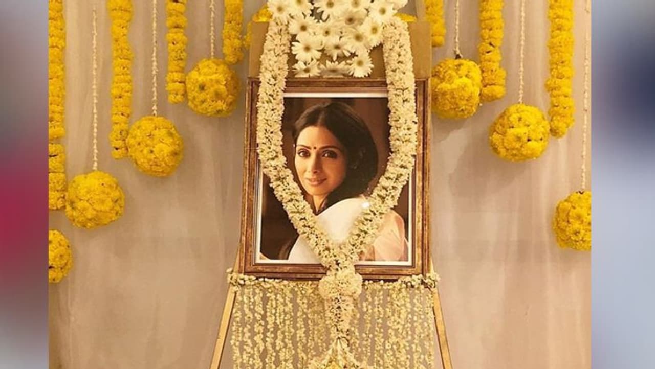 <p>ಬಾಲಿವುಡ್ನ ದಿವಾ ಶ್ರೀದೇವಿ ಈಗ ನಮ್ಮ ಜೊತೆ ಇಲ್ಲ. ಆದರೂ ಅವರಿಗೆ ಸಂಬಂಧಿಸಿದ ಘಟನೆಗಳು ಆಗಾಗ ಸದ್ದು ಮಾಡುತ್ತಲೇ ಇರುತ್ತವೆ.</p> <p>ಬಾಲಿವುಡ್ನ ದಿವಾ ಶ್ರೀದೇವಿ ಈಗ ನಮ್ಮ ಜೊತೆ ಇಲ್ಲ. ಆದರೂ ಅವರಿಗೆ ಸಂಬಂಧಿಸಿದ ಘಟನೆಗಳು ಆಗಾಗ ಸದ್ದು ಮಾಡುತ್ತಲೇ ಇರುತ್ತವೆ.</p>