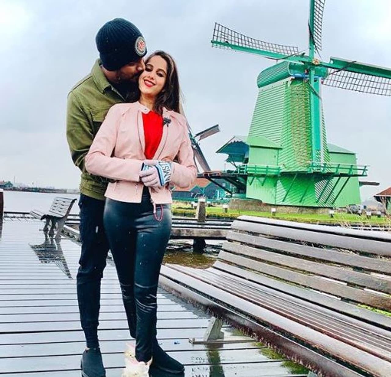 ಕಳೆದ ವಾರ ದಾಂಪತ್ಯ ಜೀವನಕ್ಕೆ ಕಾಲಿಟ್ಟ ಜೋಡಿ. ಕಳೆದ ವಾರ ದಾಂಪತ್ಯ ಜೀವನಕ್ಕೆ ಕಾಲಿಟ್ಟ ಜೋಡಿ.