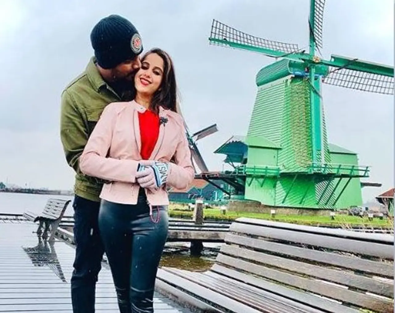 ಹನಿಮೂನ್ ಟ್ರಿಪ್ ಮುಗಿಸಿಕೊಂಡು ವಿದೇಶದಿಂದ ಭಾರತಕ್ಕೆ ಆಗಮಿಸುವ ಚಂದನ್ ಶೆಟ್ಟಿ ಮತ್ತು ನಿವೇದಿತಾ ಗೌಡ ದಂಪತಿಗೆ ಕಡ್ಡಾಯವಾಗಿ ಕೊರೋನಾ ತಪಾಸಣೆಗೆ ಒಳಪಡಿಸನಬೇಕು ಎಂದು ಮನವಿಯೊಂದು ಸಲ್ಲಿಕೆಯಾಗಿದೆ. ಹನಿಮೂನ್ ಟ್ರಿಪ್ ಮುಗಿಸಿಕೊಂಡು ವಿದೇಶದಿಂದ ಭಾರತಕ್ಕೆ ಆಗಮಿಸುವ ಚಂದನ್ ಶೆಟ್ಟಿ ಮತ್ತು ನಿವೇದಿತಾ ಗೌಡ ದಂಪತಿಗೆ ಕಡ್ಡಾಯವಾಗಿ ಕೊರೋನಾ ತಪಾಸಣೆಗೆ ಒಳಪಡಿಸನಬೇಕು ಎಂದು ಮನವಿಯೊಂದು ಸಲ್ಲಿಕೆಯಾಗಿದೆ.