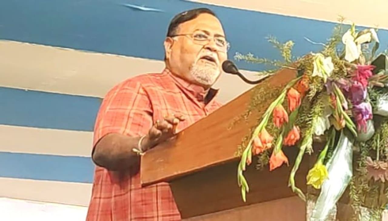 <p>At a press conference, Partha Chatterjee said, “After the schools reopened in many states, many teachers and teachers got infected with COVID 19. We don't want to have the same experience to happen in Bengal. We will take the decision of reopening of school campuses at the appropriate time.”</p> <p>At a press conference, Partha Chatterjee said, “After the schools reopened in many states, many teachers and teachers got infected with COVID 19. We don't want to have the same experience to happen in Bengal. We will take the decision of reopening of school campuses at the appropriate time.”</p>