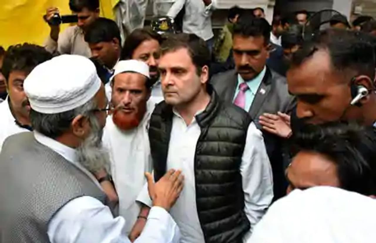 നമ്മുടെ ഭാവിയാണ് ഇവിടെ എരിഞ്ഞൊടുങ്ങിയത്. നമ്മുടെ ഭാവിയെ വെറുപ്പും ആക്രമണവും നശിപ്പിക്കുകയാണ് ബിര്‍ജിപൂരി പ്രദേശത്ത് കലാപകാരികള്‍ തകര്‍ത്ത സ്കൂള്‍ സന്ദര്‍ശിച്ച രാഹുല്‍ പറഞ്ഞു.