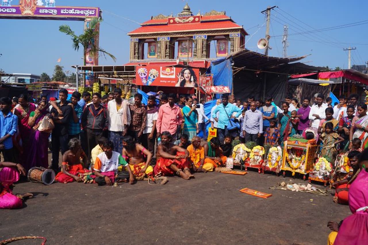 ಶಿರಸಿ ಸ್ವಾಭಾವಿಕವಾಗಿ ಉನ್ನತ ಭೂಪ್ರದೇಶದಲ್ಲಿದೆ. ಇದೇ ಕಾರಣಕ್ಕೆ ಶಿರ ಅಂದರೆ ತಲೆ ಅದನ್ನೇ ಮೂಲವಾಗಿರಿಸಿಕೊಂಡು ಶಿರಸಿಯಾಗಿದೆ. ಶಿರಸಿ ಸ್ವಾಭಾವಿಕವಾಗಿ ಉನ್ನತ ಭೂಪ್ರದೇಶದಲ್ಲಿದೆ. ಇದೇ ಕಾರಣಕ್ಕೆ ಶಿರ ಅಂದರೆ ತಲೆ ಅದನ್ನೇ ಮೂಲವಾಗಿರಿಸಿಕೊಂಡು ಶಿರಸಿಯಾಗಿದೆ.