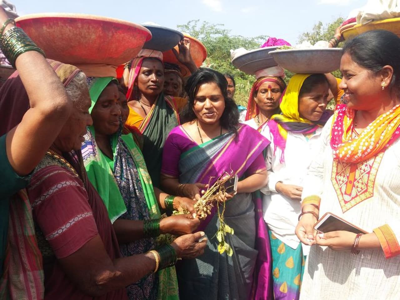 ಬೂದನಗಡದಲ್ಲಿ ಉದ್ಯೋಗ ಖಾತರಿ ಯೋಜನೆಯಡಿ ಕೆರೆ ಹೂಳು ಕಾಮಗಾರಿ ಪರಿಶೀಲನೆ ನಡೆಸಿದ ಮಾನಕರ