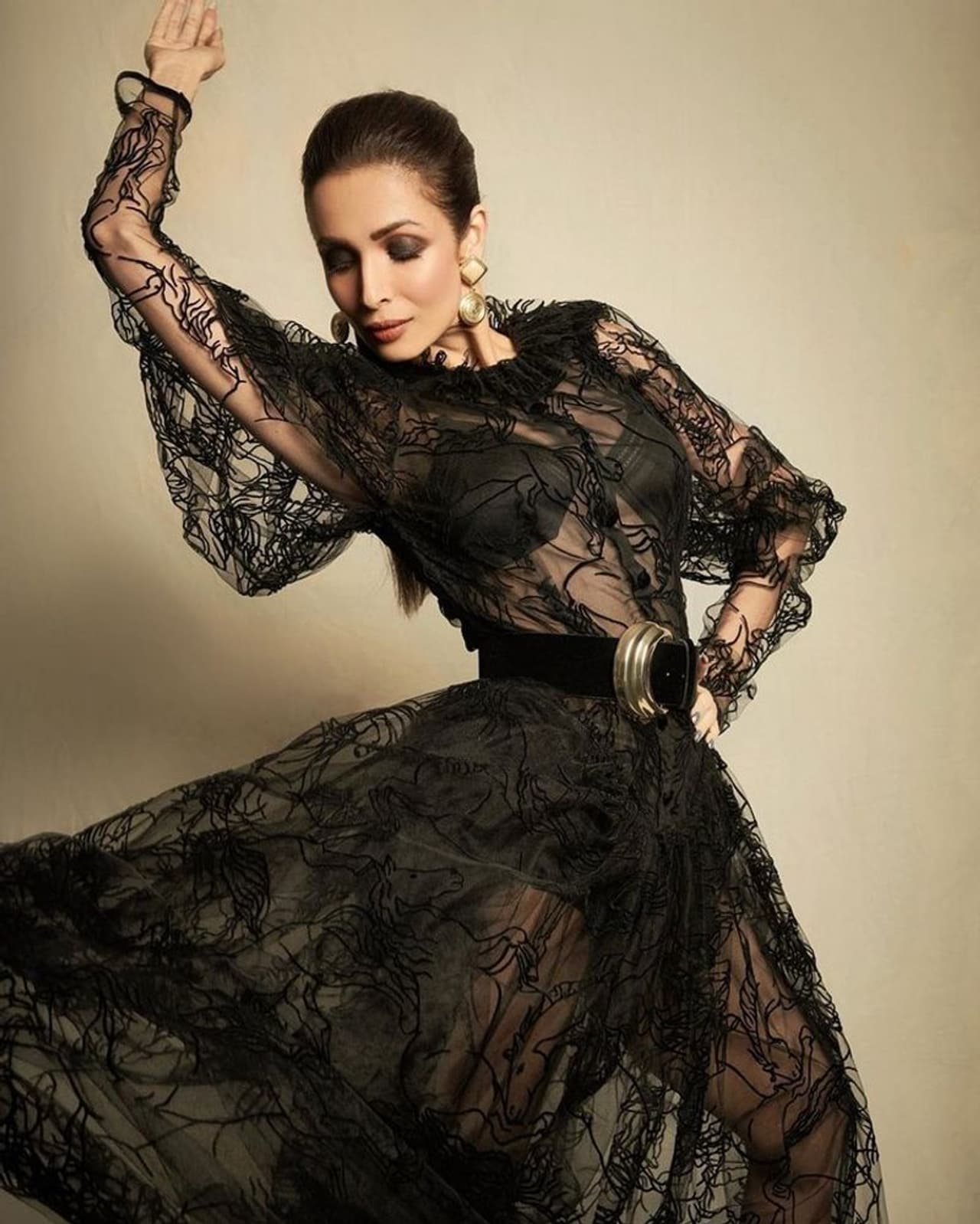 Courtesy: Instagram ఐదు పదుల వయసు దగ్గరపడుతున్న కూడా అమ్మడు అందంతో జనాలని ఇంకా ఎట్రాక్ట్ చేస్తూనే ఉంది. రీసెంట్ గా మలైకా ఇచ్చిన ఫోటో స్టిల్స్ ఇలా ఉన్నాయ్.