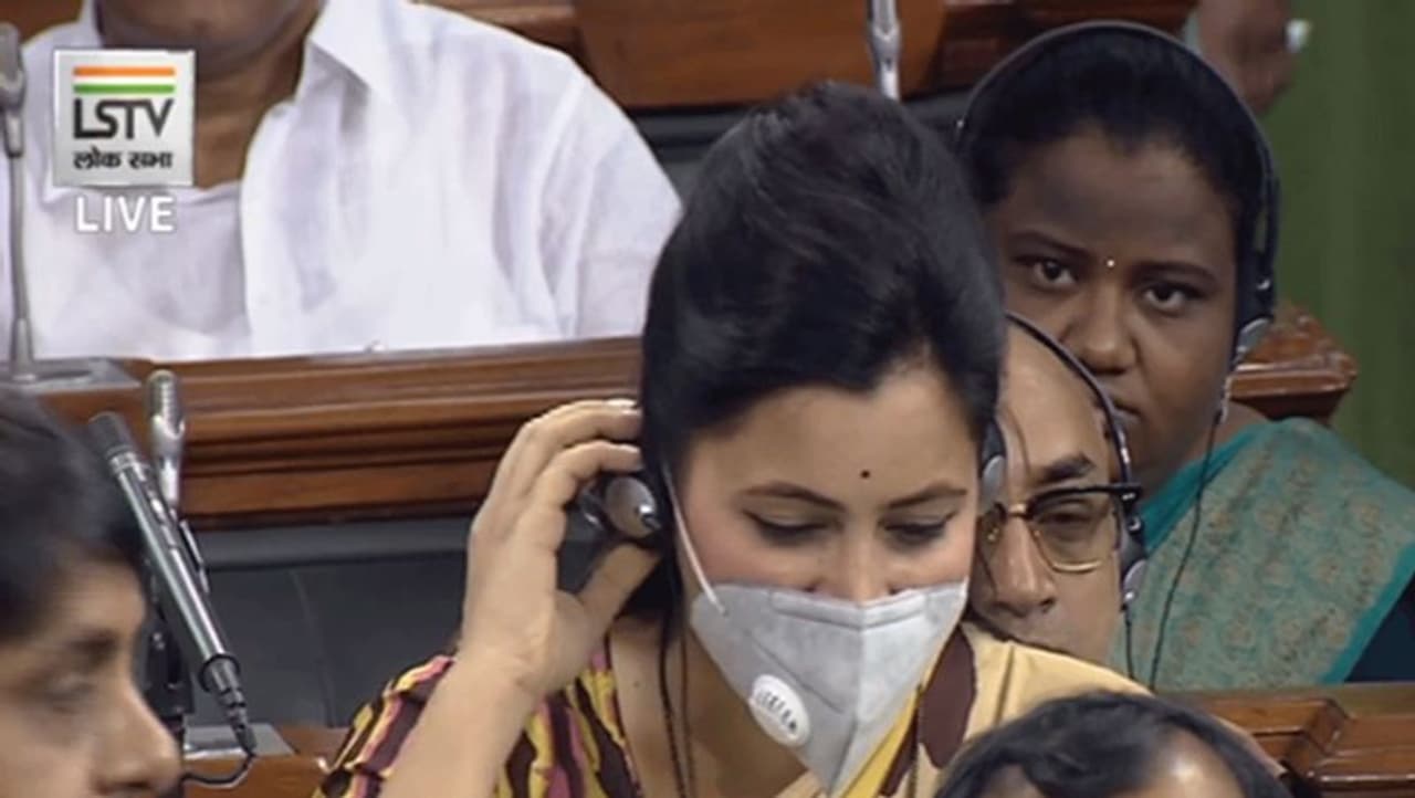 ಅಮರಾವತಿಯ ಪಕ್ಷೇತರ ಸಂಸದೆ ನವನೀತ್ ರಾಣಾ ಕೌರ್ ಕೂಡಾ ಸಂಸತ್ತಿಗೆ ಮಾಸ್ಕ್ ಧರಿಸಿ ಬಂದಿದ್ದರು. ಪ್ರಶ್ನೋತ್ತರ ಅವಧಿಯಲ್ಲಿ ಅವರು ಹಲವಾರು ಪ್ರಶ್ನೆಗಳನ್ನೂ ಕೇಳಿದ್ದಾರೆ ಅಮರಾವತಿಯ ಪಕ್ಷೇತರ ಸಂಸದೆ ನವನೀತ್ ರಾಣಾ ಕೌರ್ ಕೂಡಾ ಸಂಸತ್ತಿಗೆ ಮಾಸ್ಕ್ ಧರಿಸಿ ಬಂದಿದ್ದರು. ಪ್ರಶ್ನೋತ್ತರ ಅವಧಿಯಲ್ಲಿ ಅವರು ಹಲವಾರು ಪ್ರಶ್ನೆಗಳನ್ನೂ ಕೇಳಿದ್ದಾರೆ