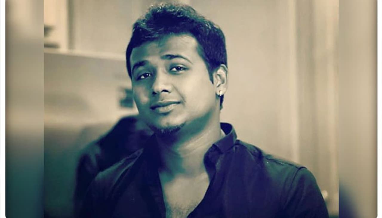 బిగ్ బాస్ సీజన్ 3 విజేత, ప్రముఖ సింగర్ రాహుల్ పై దాడి జరిగిన సంగతి తెలిసిందే. బుధవారం (మార్చి 5,2020) అర్థరాత్రి గచ్చిబౌలిలోని ప్రిజమ్ పబ్లో రాహుల్ సిప్లిగంజ్పై కొందరు వ్యక్తులు బీర్ బాటిల్స్ తో దాడి చేసి తీవ్రంగా గాయపరిచారు. బిగ్ బాస్ సీజన్ 3 విజేత, ప్రముఖ సింగర్ రాహుల్ పై దాడి జరిగిన సంగతి తెలిసిందే. బుధవారం (మార్చి 5,2020) అర్థరాత్రి గచ్చిబౌలిలోని ప్రిజమ్ పబ్లో రాహుల్ సిప్లిగంజ్పై కొందరు వ్యక్తులు బీర్ బాటిల్స్ తో దాడి చేసి తీవ్రంగా గాయపరిచారు.