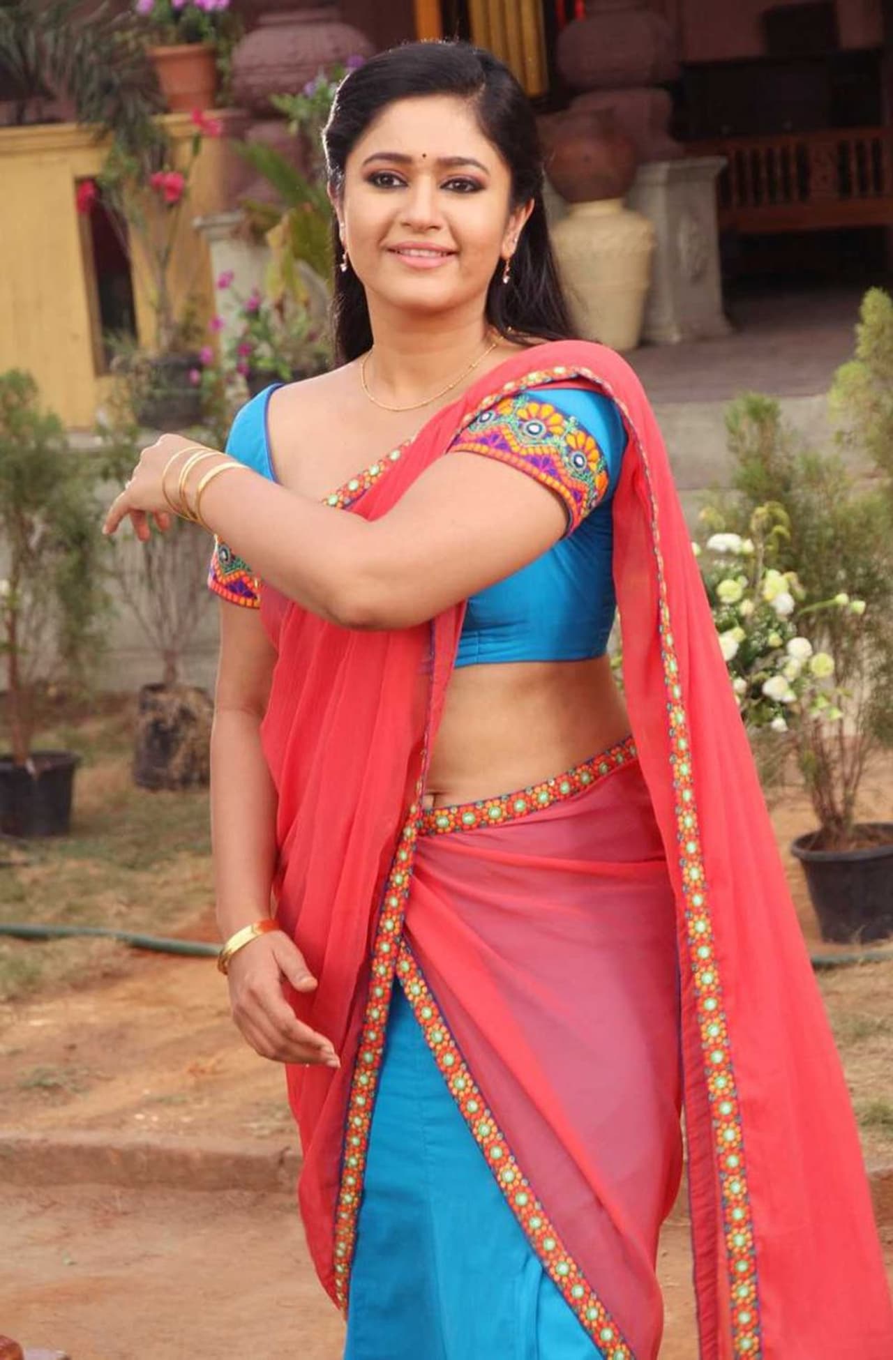 <p>தெலுங்கு, மலையாளம், கன்னட மொழி படங்களில் ரவுண்ட் அடித்து வந்த பஞ்சாபி அழகியான பூனம் பஜ்வாவை சேவல் படம் மூலம் தமிழுக்கு இறக்குமதி செய்தார் இயக்குநர் ஹரி.&nbsp;</p>