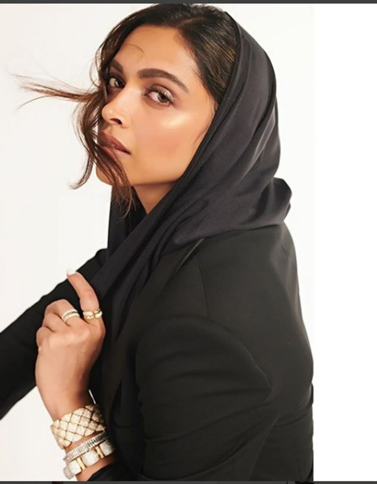 <p>ದೀಪಿಕಾ ಪಡುಕೋಣೆ ಬೆಂಗಳೂರಿನವರು ಎಂಬುದು ತಿಳಿದಿದೆ. ಸ್ಯಾಂಡಲ್ವುಡ್ನಲ್ಲಿ ತಮ್ಮ ವೃತ್ತಿ ಜೀವನವನ್ನು ಪ್ರಾರಂಭಿಸಿದರು ಮತ್ತು ಅಂದಿನಿಂದ ಹಿಂದಿರುಗಿ ನೋಡಲಿಲ್ಲ. ಹಾಲಿವುಡ್ ಚಲನಚಿತ್ರಗಳು ಮತ್ತು ಟಿವಿ ಶೋಗಳಲ್ಲೂ ಕಾಣಿಸಿಕೊಂಡಿದ್ದಾರೆ ದಿವಾ ದೀಪಿಕಾ.<br /> </p> <p>ದೀಪಿಕಾ ಪಡುಕೋಣೆ ಬೆಂಗಳೂರಿನವರು ಎಂಬುದು ತಿಳಿದಿದೆ. ಸ್ಯಾಂಡಲ್ವುಡ್ನಲ್ಲಿ ತಮ್ಮ ವೃತ್ತಿ ಜೀವನವನ್ನು ಪ್ರಾರಂಭಿಸಿದರು ಮತ್ತು ಅಂದಿನಿಂದ ಹಿಂದಿರುಗಿ ನೋಡಲಿಲ್ಲ. ಹಾಲಿವುಡ್ ಚಲನಚಿತ್ರಗಳು ಮತ್ತು ಟಿವಿ ಶೋಗಳಲ್ಲೂ ಕಾಣಿಸಿಕೊಂಡಿದ್ದಾರೆ ದಿವಾ ದೀಪಿಕಾ.<br /> </p>