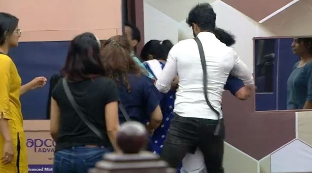 നടകീയമായ രംഗങ്ങളായിരുന്നു എലീനയുടെ പരാതി കേട്ടുകൊണ്ടിരിക്കേ കോടതിയില് സംഭവിച്ചത്. ഒരു ഘട്ടത്തില് സാന്ദ്രയുടെയും സുജോയുടെയും ബന്ധത്തെ കുറിച്ച് പറയുമ്പോള് എലീന കോടതി മുറിയില് തുപ്പുകയും ചെയ്തു. ഇത് കോടതിയെ പ്രകോപിപ്പിച്ചു. എന്നാല് ഭൂരിപക്ഷ വിധി എലീനയോടൊപ്പമായിരുന്നു. അതിനാല് തന്നെ എലീനയ്ക്ക് 100 പോയന്റും ലഭിച്ചു. എന്നാല് കോടതി തീരുന്നതിന് മുമ്പ് തന്നെ ആളുകള് പരസ്പരം കേസുകൊടുക്കാനുള്ള ആവേശത്തില് കോടതി വാതിലിന് മുന്നിലേക്ക് ഓടിയെത്തി. വാതിലിന് മുന്നില് നിന്ന രജിത്തിന്റെ തൊട്ട് പുറകില് വീണ. വീണയ്ക്ക് ഇടത് വശത്തായി ഫുക്രു. എന്നാല് ബസര് ശബ്ദം കേട്ടതും കോടതി മുറിയിലെ ബഞ്ചുകള്ക്ക് മുകളിലൂടെ ഓടിയെത്തിയ സുജോ ഫുക്രുവിനെ കടന്ന് പിടിക്കുകയും പിടിച്ച് പുറകിലേക്ക് തള്ളിമാറ്റുകയും ചെയ്തു. സത്യത്തില് സുജോ, മത്സരാര്ത്ഥികളില് പ്രായം കുറഞ്ഞ ഫുക്രുവിന്റെ മേല് ശാരീരിക ബലം പ്രയോഗിക്കുകയായിരുന്നു. നടകീയമായ രംഗങ്ങളായിരുന്നു എലീനയുടെ പരാതി കേട്ടുകൊണ്ടിരിക്കേ കോടതിയില് സംഭവിച്ചത്. ഒരു ഘട്ടത്തില് സാന്ദ്രയുടെയും സുജോയുടെയും ബന്ധത്തെ കുറിച്ച് പറയുമ്പോള് എലീന കോടതി മുറിയില് തുപ്പുകയും ചെയ്തു. ഇത് കോടതിയെ പ്രകോപിപ്പിച്ചു. എന്നാല് ഭൂരിപക്ഷ വിധി എലീനയോടൊപ്പമായിരുന്നു. അതിനാല് തന്നെ എലീനയ്ക്ക് 100 പോയന്റും ലഭിച്ചു. എന്നാല് കോടതി തീരുന്നതിന് മുമ്പ് തന്നെ ആളുകള് പരസ്പരം കേസുകൊടുക്കാനുള്ള ആവേശത്തില് കോടതി വാതിലിന് മുന്നിലേക്ക് ഓടിയെത്തി. വാതിലിന് മുന്നില് നിന്ന രജിത്തിന്റെ തൊട്ട് പുറകില് വീണ. വീണയ്ക്ക് ഇടത് വശത്തായി ഫുക്രു. എന്നാല് ബസര് ശബ്ദം കേട്ടതും കോടതി മുറിയിലെ ബഞ്ചുകള്ക്ക് മുകളിലൂടെ ഓടിയെത്തിയ സുജോ ഫുക്രുവിനെ കടന്ന് പിടിക്കുകയും പിടിച്ച് പുറകിലേക്ക് തള്ളിമാറ്റുകയും ചെയ്തു. സത്യത്തില് സുജോ, മത്സരാര്ത്ഥികളില് പ്രായം കുറഞ്ഞ ഫുക്രുവിന്റെ മേല് ശാരീരിക ബലം പ്രയോഗിക്കുകയായിരുന്നു.