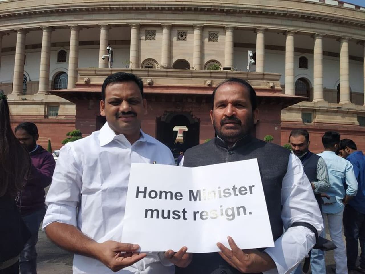 ദില്ലി കലാപത്തിന്മേലുള്ള ചര്ച്ച ഹോളിക്ക് ശേഷം നടത്താമെന്നാണ് കേന്ദ്ര സര്ക്കാര് വ്യക്തമാക്കിയിരിക്കുന്നത്. എന്നാല് ഇത് അനുവദിക്കാനാകില്ലെന്നും രാജ്യത്ത് നിരവധിപ്പേര്ക്ക് ജീവന് നഷ്ടപ്പെട്ട സംഭവം എത്രയും പെട്ടന്ന് തന്നെ ചര്ച്ച ചെയ്യണമെന്നുമാണ് കോണ്ഗ്രസ് ആവശ്യപ്പെടുന്നത്. ദില്ലി കലാപത്തിന്മേലുള്ള ചര്ച്ച ഹോളിക്ക് ശേഷം നടത്താമെന്നാണ് കേന്ദ്ര സര്ക്കാര് വ്യക്തമാക്കിയിരിക്കുന്നത്. എന്നാല് ഇത് അനുവദിക്കാനാകില്ലെന്നും രാജ്യത്ത് നിരവധിപ്പേര്ക്ക് ജീവന് നഷ്ടപ്പെട്ട സംഭവം എത്രയും പെട്ടന്ന് തന്നെ ചര്ച്ച ചെയ്യണമെന്നുമാണ് കോണ്ഗ്രസ് ആവശ്യപ്പെടുന്നത്.