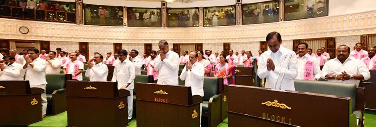 తెలంగాణ గవర్నర్ కు నమస్కరిస్తున్న ఉభయసభల సభ్యులు