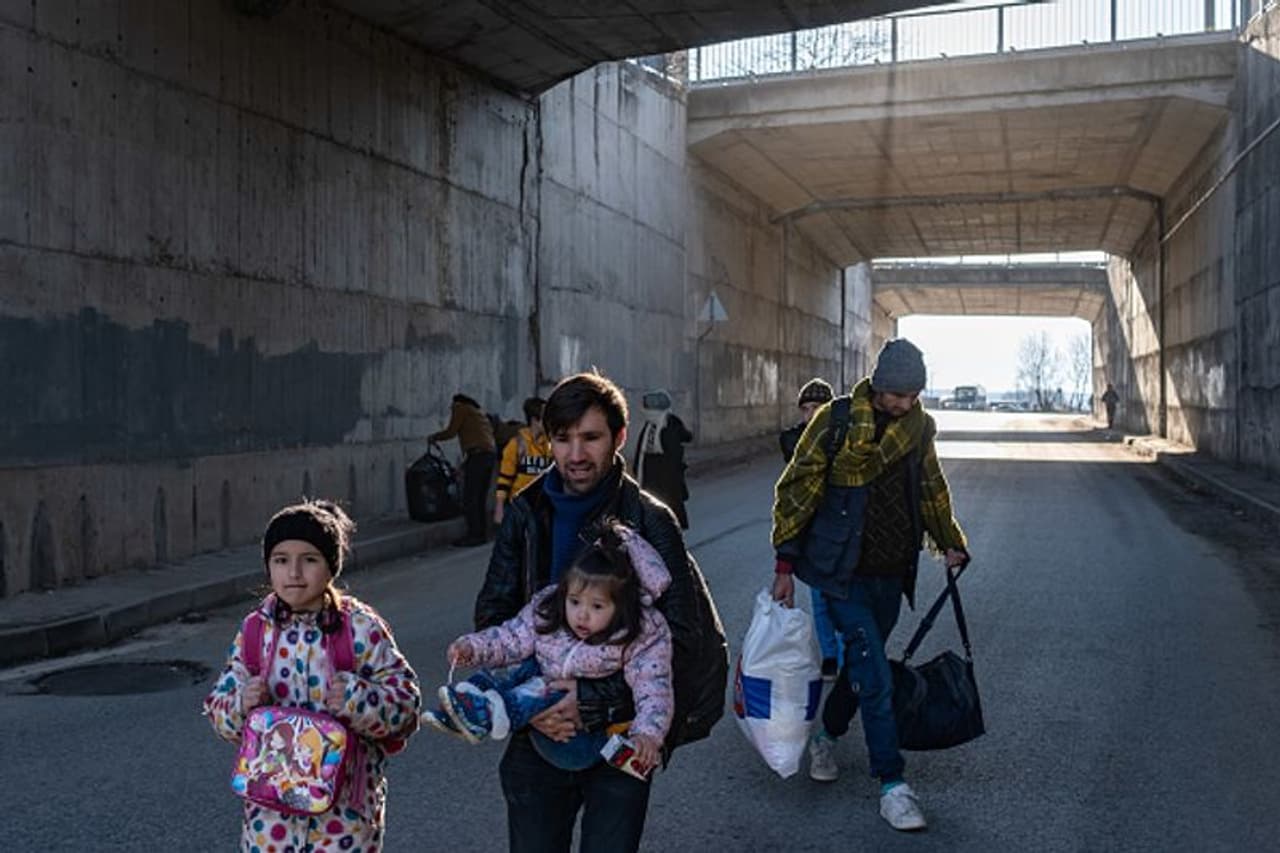 കഴിഞ്ഞ ദിവസം തുര്ക്കി, അഭയാര്ത്ഥികളെ യൂറോപ്യന് യൂണിയനിലേക്ക് കടക്കാനുള്ള അനുവാദം നല്കിക്കൊണ്ട് തങ്ങളുടെ അതിര്ത്ഥികള് തുറന്ന് കൊടുത്തു. എന്നാല് ഗ്രീക്ക് അഭയാര്ത്ഥികളെ തടഞ്ഞു. ഏതാണ്ട് 35,0000 പേരെയാണ് ഗ്രീക്ക് തടഞ്ഞത്. കഴിഞ്ഞ ദിവസം തുര്ക്കി, അഭയാര്ത്ഥികളെ യൂറോപ്യന് യൂണിയനിലേക്ക് കടക്കാനുള്ള അനുവാദം നല്കിക്കൊണ്ട് തങ്ങളുടെ അതിര്ത്ഥികള് തുറന്ന് കൊടുത്തു. എന്നാല് ഗ്രീക്ക് അഭയാര്ത്ഥികളെ തടഞ്ഞു. ഏതാണ്ട് 35,0000 പേരെയാണ് ഗ്രീക്ക് തടഞ്ഞത്.
