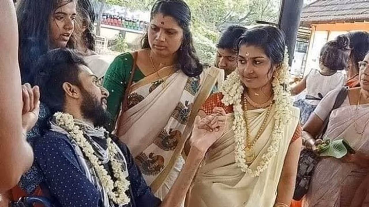 ಕೇರಳದಲ್ಲೊಬ್ಬ ಯುವತಿ ಪಾರ್ಶ್ವವಾಯುವಿಗೆ ತುತ್ತಾಗಿದ್ದ ಯುವಕನನ್ನ ಮದುವೆಯಾಗಿ ಹಲವರ ಹೃದಯ ಗೆದ್ದಿದ್ದಾಳೆ. ಕೇರಳದಲ್ಲೊಬ್ಬ ಯುವತಿ ಪಾರ್ಶ್ವವಾಯುವಿಗೆ ತುತ್ತಾಗಿದ್ದ ಯುವಕನನ್ನ ಮದುವೆಯಾಗಿ ಹಲವರ ಹೃದಯ ಗೆದ್ದಿದ್ದಾಳೆ.