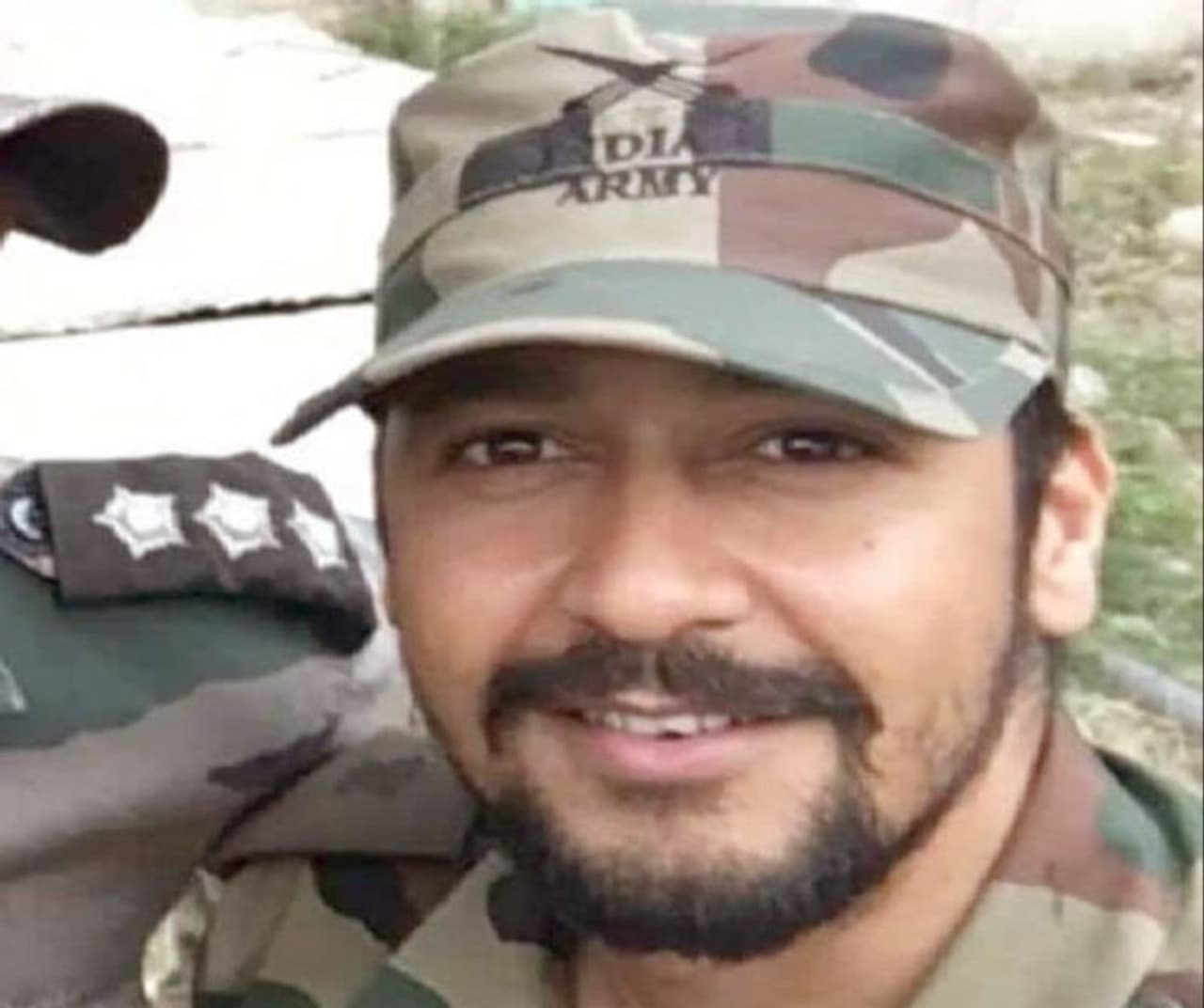 <p>&nbsp;2019ರ ಪುಲ್ವಾಮಾ ದಾಳಿಯಲ್ಲಿ ಹುತಾತ್ಮರಾದ ಮೇಜರ್ ವಿಭೂತಿ ಶಂಕರ್ ದೌಂಡಿಯಾಲ್</p>