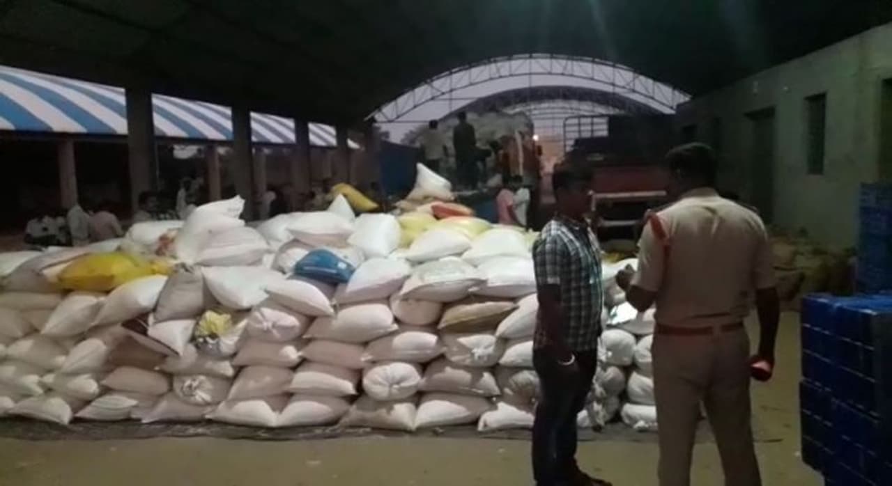 ಜನರಿಗಾಗಿ ಸರ್ಕಾರದಿಂದ ನೀಡಲಾಗುವ ಪಡಿತರ ಅಕ್ಕಿಯನ್ನು ಆಂಧ್ರದಿಂದ ಬಂಗಾರಪೇಟೆಗೆ ಸಾಗಿಸುವಾಗ ಆಂಧ್ರ ಪೊಲೀಸರು ವಶಕ್ಕೆ ಪಡೆದಿದ್ದಾರೆ.