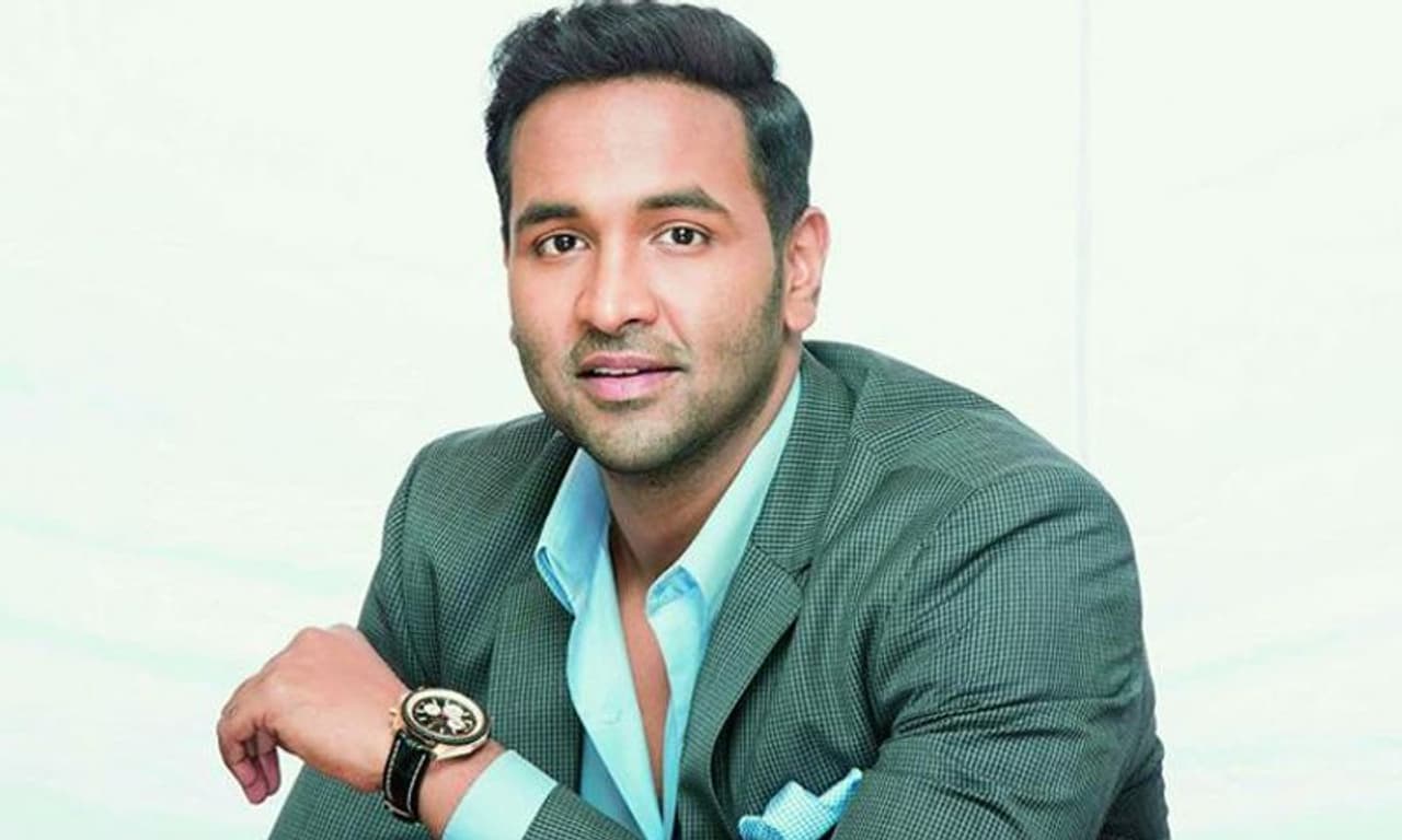 మోహన్ బాబు తనయుడిగా మంచు విష్ణు చిత్ర రంగంలోకి అడుగుపెట్టాడు. నటుడిగా విష్ణు మంచి గుర్తింపే సొంతం చేసుకున్నాడు. కానీ కొన్ని పరాజయాలు విష్ణు కెరీర్ ని వెనక్కి లాగుతున్నాయి. అయినా కూడా విష్ణు తన మార్కెట్ నిలబెట్టుకునేందుకు గట్టి ప్రయత్నమే చేస్తున్నాడు. మోహన్ బాబు తనయుడిగా మంచు విష్ణు చిత్ర రంగంలోకి అడుగుపెట్టాడు. నటుడిగా విష్ణు మంచి గుర్తింపే సొంతం చేసుకున్నాడు. కానీ కొన్ని పరాజయాలు విష్ణు కెరీర్ ని వెనక్కి లాగుతున్నాయి. అయినా కూడా విష్ణు తన మార్కెట్ నిలబెట్టుకునేందుకు గట్టి ప్రయత్నమే చేస్తున్నాడు.