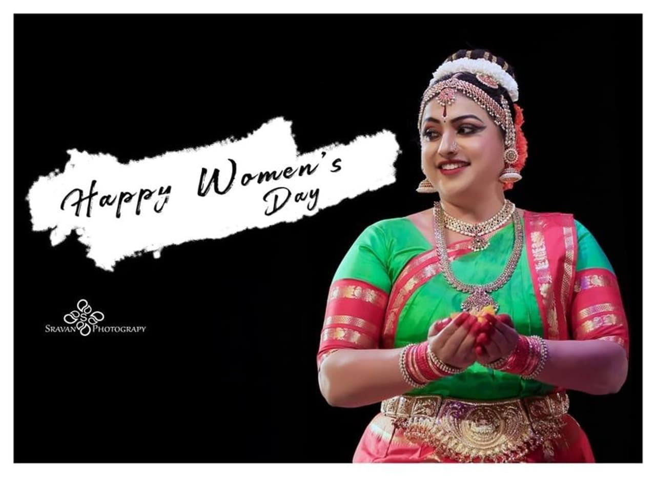 అంతర్జాతీయ మహిళా దినోత్సవ శుభాకాంక్షలు చెబుతున్న రోజా