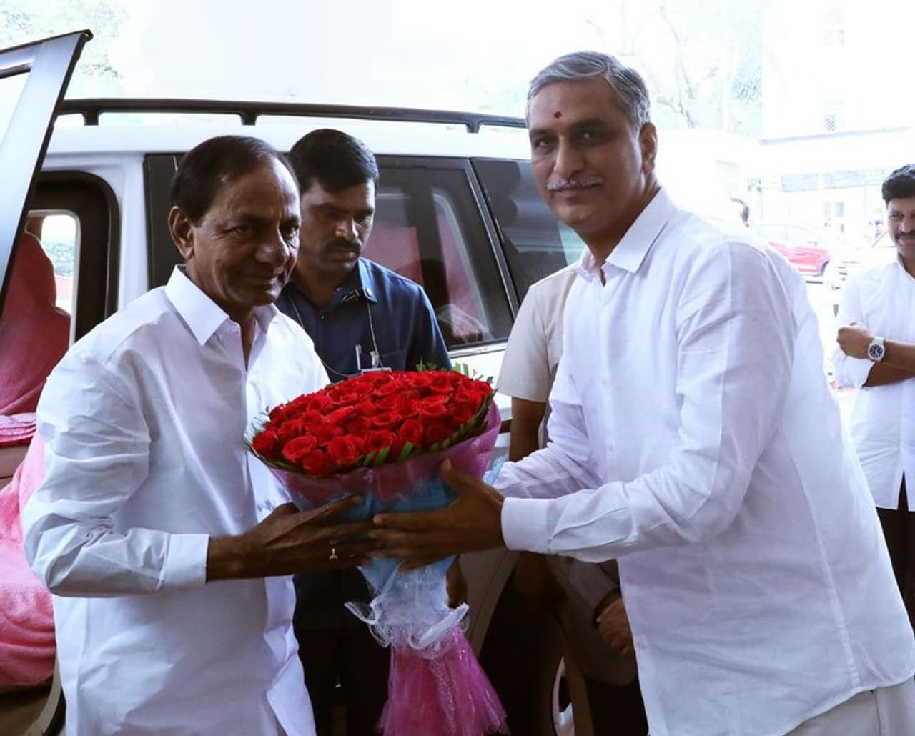 అసెంబ్లీ ప్రాంగణంలో సీఎం కేసీఆర్ కు స్వాగతం పలుకుతున్న హరీష్ రావు అసెంబ్లీ ప్రాంగణంలో సీఎం కేసీఆర్ కు స్వాగతం పలుకుతున్న హరీష్ రావు