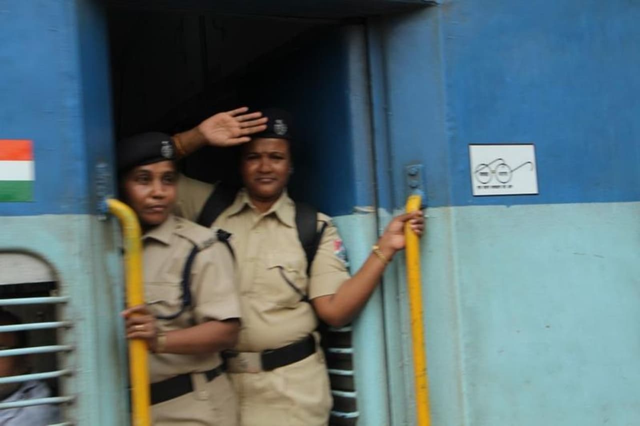 ಸೊಲ್ಲಾಪುರ ಧಾರವಾಡ ರೈಲಿನಲ್ಲಿ ಮಹಿಳಾ ಸಿಬ್ಬಂದಿಯಿಂದ ಕೆಲಸ ಕಾರ್ಯ