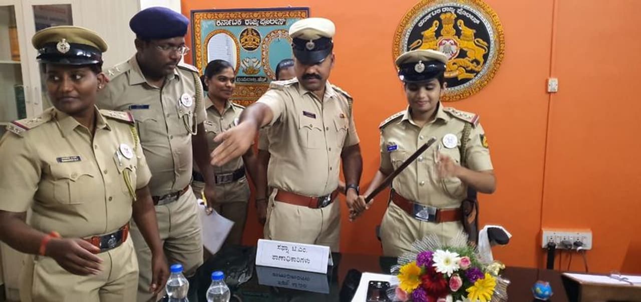 ಮಹಿಳಾ ದಿನಾಚರಣೆ ಹಿನ್ನಲೆಯಲ್ಲಿ ಬೆಂಗಳೂರು ಪೊಲೀಸರ ವಿಭಿನ್ನ ಪ್ರಯತ್ನ ಮಹಿಳಾ ದಿನಾಚರಣೆ ಹಿನ್ನಲೆಯಲ್ಲಿ ಬೆಂಗಳೂರು ಪೊಲೀಸರ ವಿಭಿನ್ನ ಪ್ರಯತ್ನ