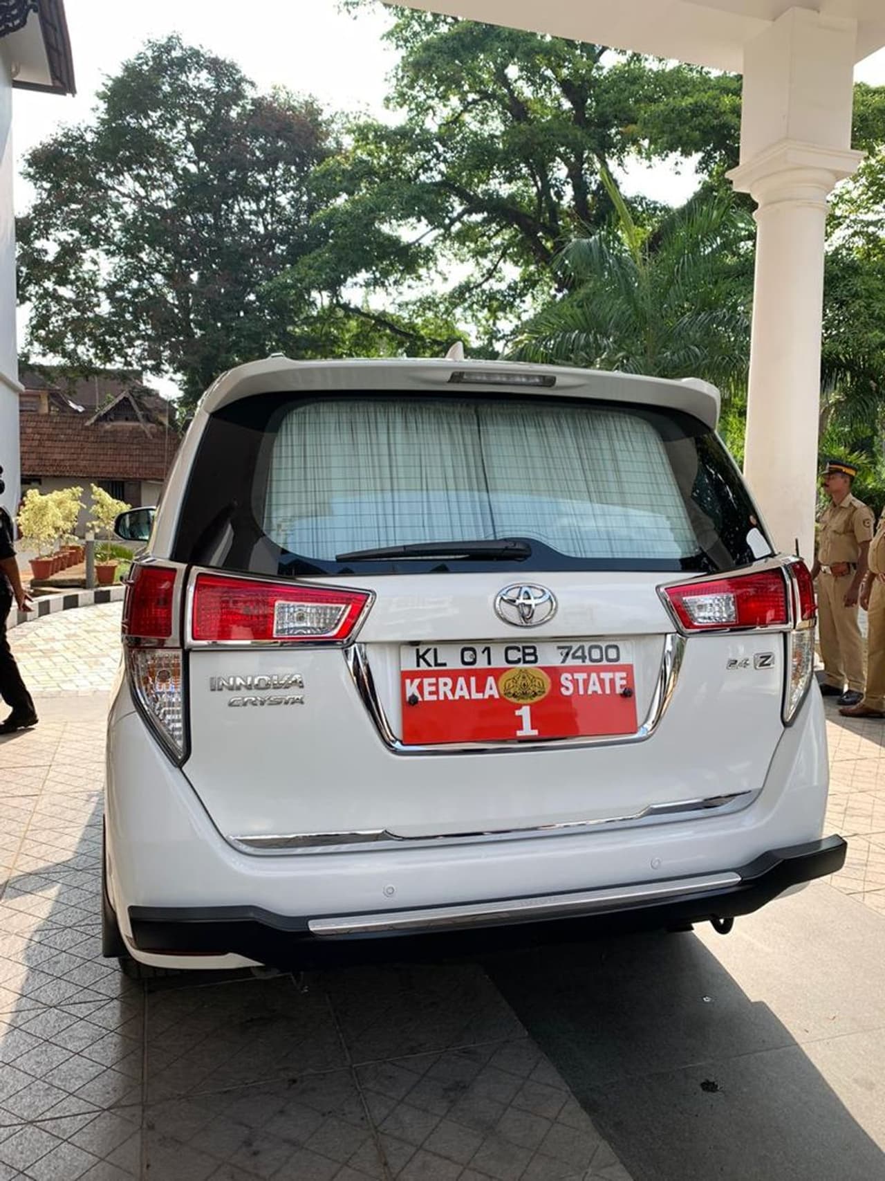 മലപ്പുറത്തെ അരീക്കോട് തീവ്രവാദ വിരുദ്ധ സ്ക്വാഡിലെ 24 വനിതാ കമാൻഡോകളാണ് ഇന്ന് മുഖ്യമന്ത്രിയുടെ സുരക്ഷ ഏറ്റെടുത്തിരിക്കുന്നത്. മുഖ്യമന്ത്രിയുടെ അകന്പടിവാഹനത്തില് 10 വനിതാ കമാൻഡോകളാണുള്ളത്. മലപ്പുറത്തെ അരീക്കോട് തീവ്രവാദ വിരുദ്ധ സ്ക്വാഡിലെ 24 വനിതാ കമാൻഡോകളാണ് ഇന്ന് മുഖ്യമന്ത്രിയുടെ സുരക്ഷ ഏറ്റെടുത്തിരിക്കുന്നത്. മുഖ്യമന്ത്രിയുടെ അകന്പടിവാഹനത്തില് 10 വനിതാ കമാൻഡോകളാണുള്ളത്.