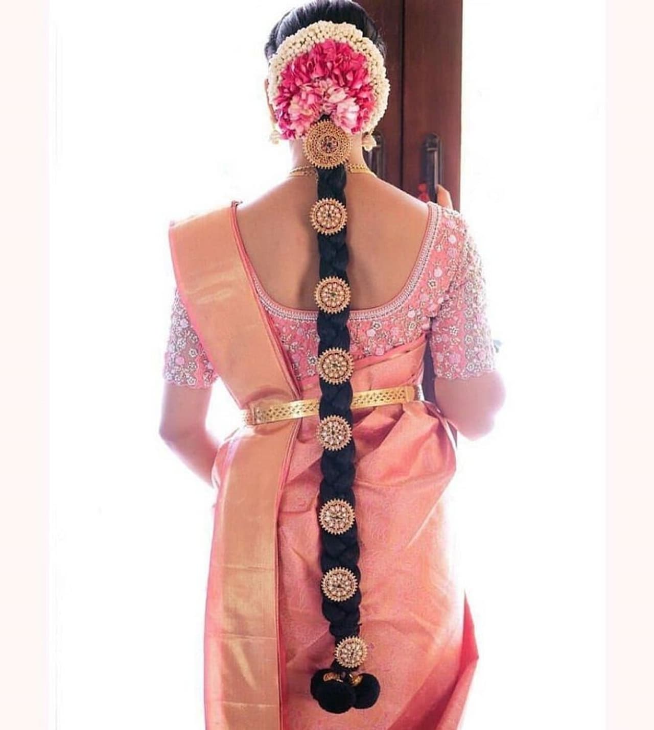 ಮದುವೆಯಲ್ಲಿ ಹೆಣ್ಣು ಮಕ್ಕಳು ಹೂವಿನಿಂದ ಕೇಶ ಅಲಂಕಾರ ಮಾಡಿಕೊಳ್ಳುತ್ತಾರೆ. ಮದುವೆಯಲ್ಲಿ ಹೆಣ್ಣು ಮಕ್ಕಳು ಹೂವಿನಿಂದ ಕೇಶ ಅಲಂಕಾರ ಮಾಡಿಕೊಳ್ಳುತ್ತಾರೆ.