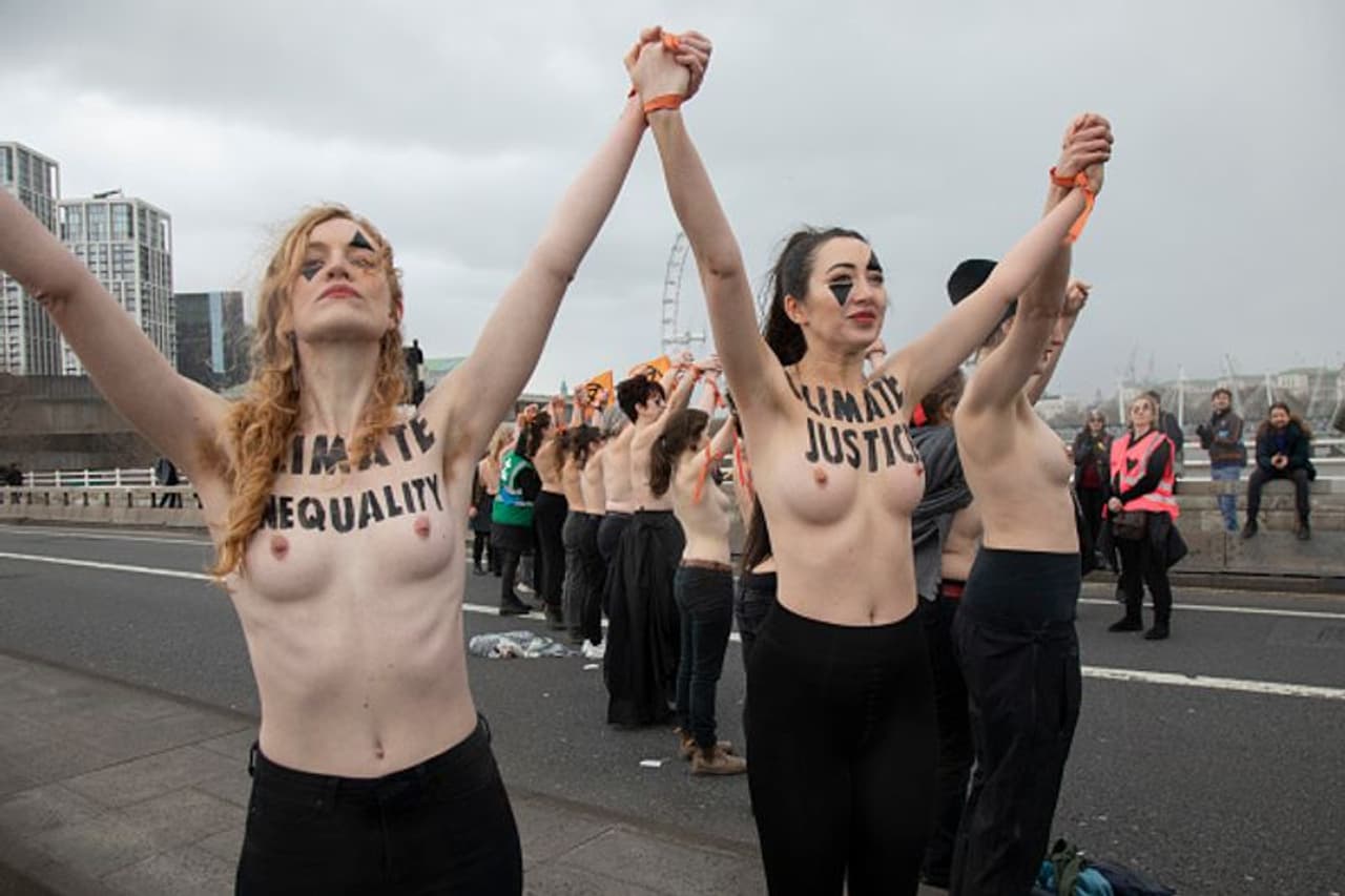 വംശനാശ കലാപം ( Extinction Rebellion അഥവാ XR എന്ന് ചുരുക്കത്തിൽ) ഒരു ആഗോള പാരിസ്ഥിതിക പ്രസ്ഥാനമാണ്.