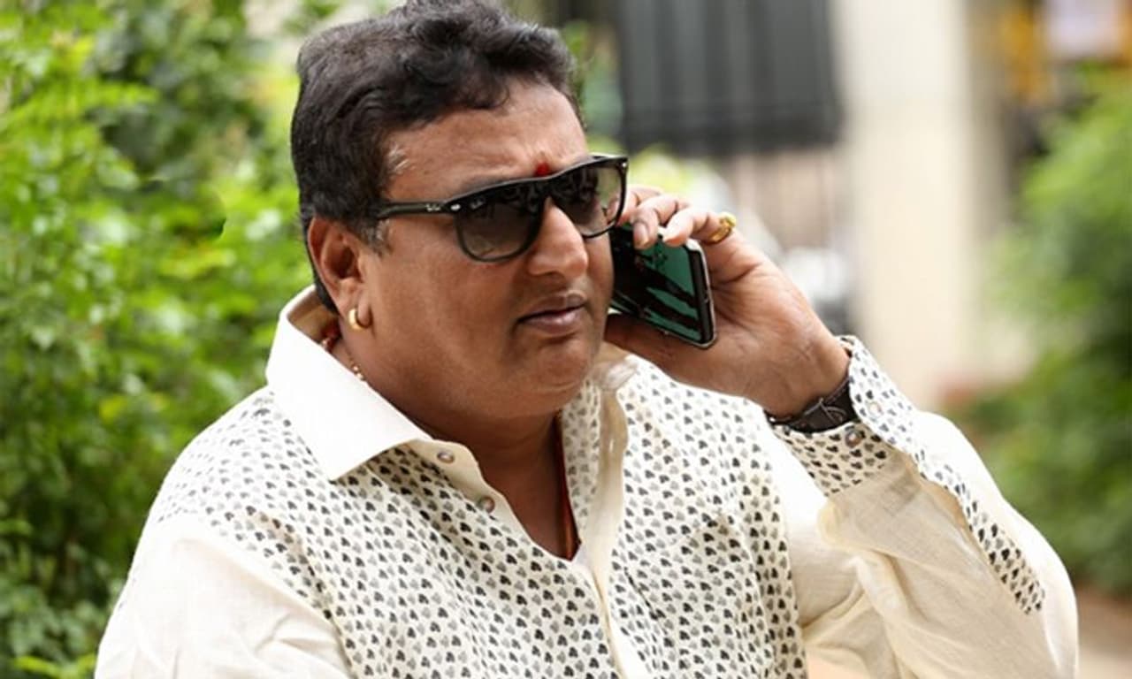 టాలీవుడ్ కమెడియన్ పృథ్వి గురించి పరిచయం అవసరం లేదు. 30 ఇయర్స్ ఇండస్ట్రీ అంటూ పృథ్వి వెండితెరపై చేసిన సందడి అంతా ఇంతా కాదు. పలు చిత్రాల్లో పృథ్వీ అద్భుతమైన కామెడీ పాత్రలు చేశారు. నటుడిగా గుర్తింపు సొంతం చేసుకున్నారు. టాలీవుడ్ కమెడియన్ పృథ్వి గురించి పరిచయం అవసరం లేదు. 30 ఇయర్స్ ఇండస్ట్రీ అంటూ పృథ్వి వెండితెరపై చేసిన సందడి అంతా ఇంతా కాదు. పలు చిత్రాల్లో పృథ్వీ అద్భుతమైన కామెడీ పాత్రలు చేశారు. నటుడిగా గుర్తింపు సొంతం చేసుకున్నారు.