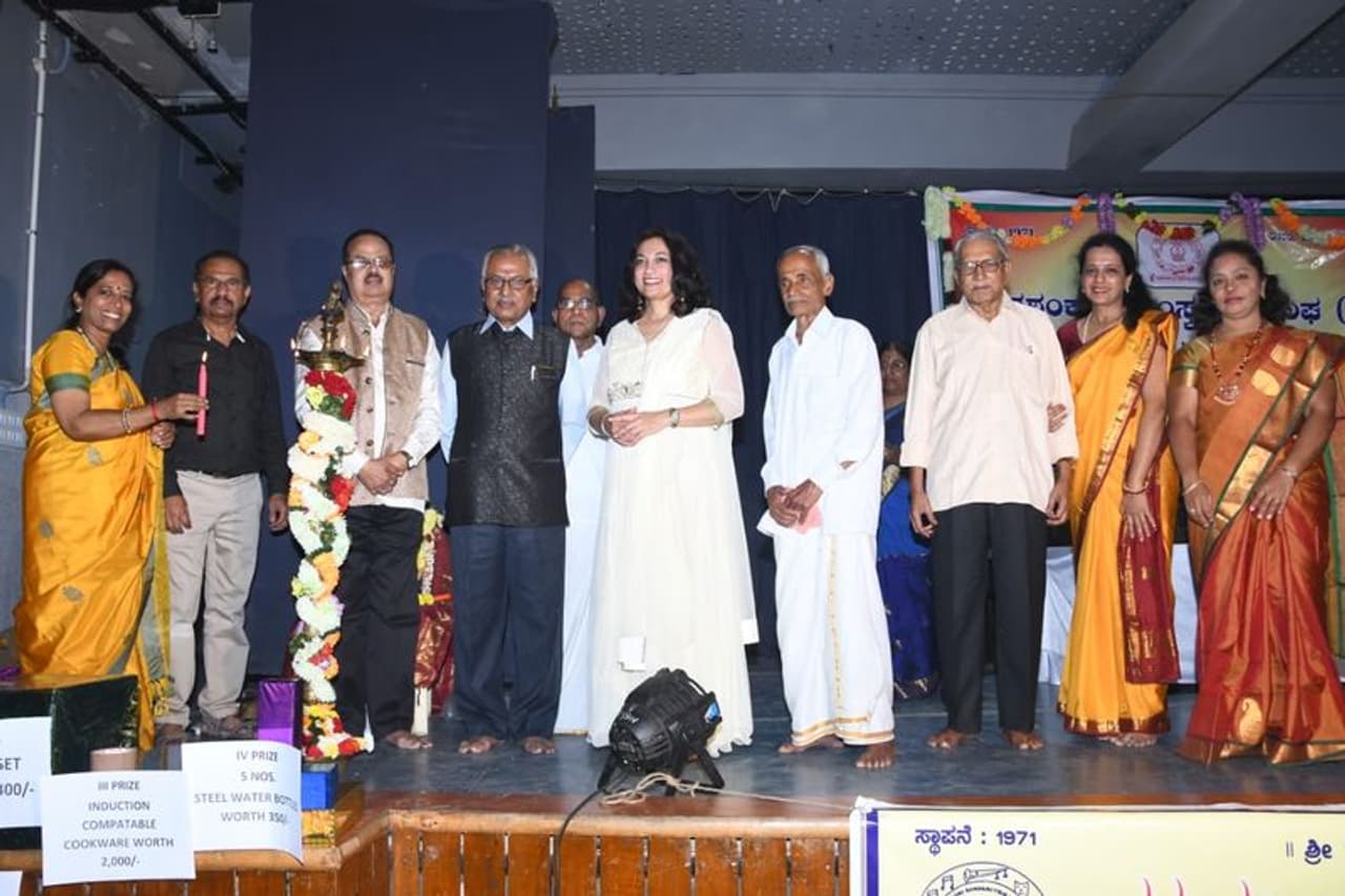 ಬನಶಂಕರಿ ಸಾಂಸ್ಕೃತಿಕ ಸಂಘದ ವಾರ್ಷಿಕೋತ್ಸವದ ಉದ್ಘಾಟಿಸಿದ ಹಿರಿಯ ಸದಸ್ಯರು ಹಾಗೂ ಮುಖ್ಯ ಅತಿಥಿ ಸುಮನ್ ನಗರ್ಕರ್. ಬನಶಂಕರಿ ಸಾಂಸ್ಕೃತಿಕ ಸಂಘದ ವಾರ್ಷಿಕೋತ್ಸವದ ಉದ್ಘಾಟಿಸಿದ ಹಿರಿಯ ಸದಸ್ಯರು ಹಾಗೂ ಮುಖ್ಯ ಅತಿಥಿ ಸುಮನ್ ನಗರ್ಕರ್.