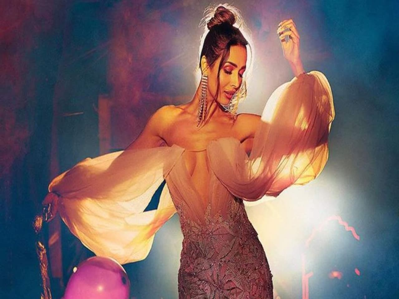 देखें आइटम क्वीन मलाइका अरोड़ा की हॉट और सेक्सी तस्वीरें।