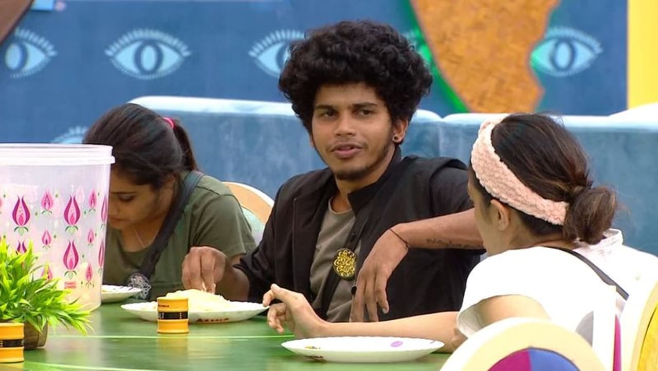 കുട്ടികളില്‍ കള്ളത്തമില്ലായെന്ന് പറയുമ്പോലെയാണ് ഫുക്രുവിന്‍റെ കാര്യങ്ങള്‍. അങ്ങനെയിരിക്കുമ്പോള്‍ ഫുക്രുവില്‍ നിന്നൊരു വെളിപാടുണ്ടാകും. ഭക്ഷണം കഴിക്കുനിരിക്കുമ്പോഴായിരുന്നു ഫുക്രുവില്‍ നിന്ന് അത്തരമൊരു പ്രസ്ഥാവന വരുന്നത്. ലൈറ്റ് പോകുമ്പോഴാണ് ആളുകള്‍ കോമ്പ്രമൈസിന് പോകുന്നത് എന്ന് ഫുക്രു പറയുന്നു. അതിന് പിന്നാലെ ഗാര്‍ഡന്‍ ഏരിയയിലെ ഇരുട്ടത്ത് എതിര്‍ ടീമിലെ രജിത്തും സംഘവും ഫുക്രു അടങ്ങിയ ആര്യാ സംഘത്തെ പുറത്താക്കാനും അതുവഴി അവനവന് സുരക്ഷിതനാകാനുമുള്ള തന്ത്രങ്ങള്‍ ആവിഷ്കരിക്കുന്നത്. ഫുക്രു അവസാനം " നമ്മള് നമ്മളെ കാര്യം നോക്കുക. മുന്നോട്ട് പോകുക. എറങ്ങി പോകാന്‍ പറയുമ്പോ കൂളായിട്ട് എറങ്ങിപ്പോവുക. അത്രേയുള്ളൂ.. ല്ലേ.. ആര്യേ.. " എന്ന് പറഞ്ഞാണ് സംഭാഷണം അവസാനിപ്പിക്കുന്നത്.