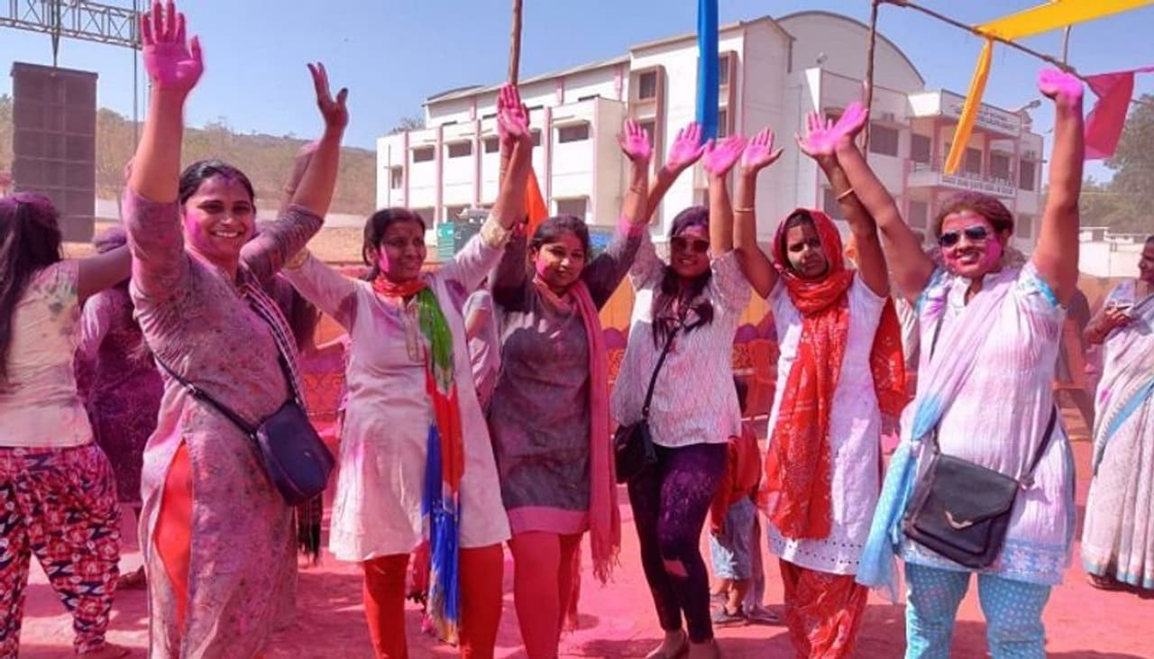 ಜಮಖಂಡಿಯಲ್ಲಿ ಸಖತ್ ಸ್ಟೆಪ್ ಹಾಕಿ ಬಣ್ಣದಾಟದಲ್ಲಿ ಮಿಂದೆದ್ದ ಯುವತಿಯರು ಜಮಖಂಡಿಯಲ್ಲಿ ಸಖತ್ ಸ್ಟೆಪ್ ಹಾಕಿ ಬಣ್ಣದಾಟದಲ್ಲಿ ಮಿಂದೆದ್ದ ಯುವತಿಯರು