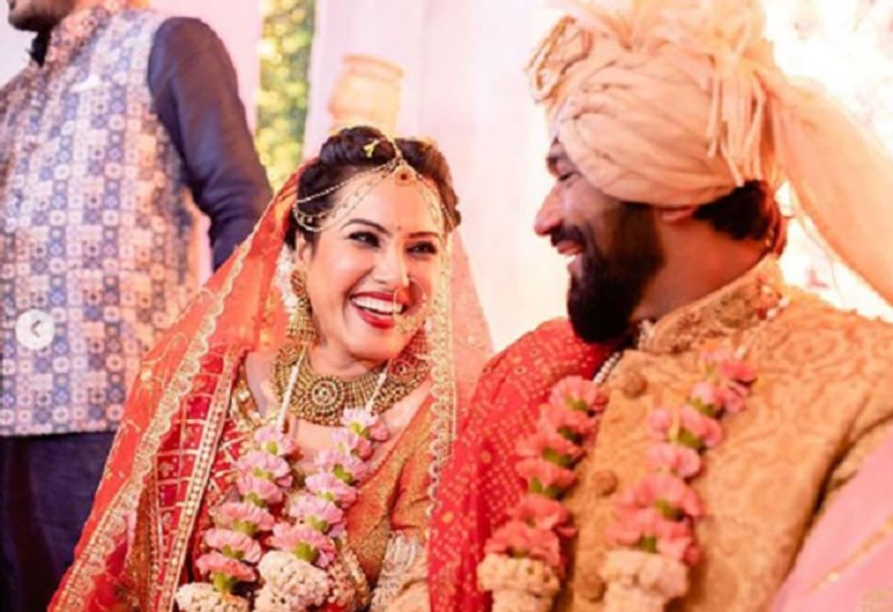 ಮದುವೆಯಾಗಿ ಒಂದು ವರ್ಷದ ಸಂಭ್ರಮದಲ್ಲಿ ಖುಷಿಯಲ್ಲಿ ಬಾಲಿವುಡ್ ಖ್ಯಾತ ಕಿರುತೆರೆ ನಟಿ, ಬಿಗ್ ಸ್ಪರ್ಧಿ ಕಾಮ್ಯಾ ಪಂಜಾಬಿ ತಮ್ಮ ಪತಿಯ ಜೊತೆ ಲಿಪ್ ಲಾಕ್ ಮಾಡಿರುವ ಫೋಟೋಗಳನ್ನ ಹಂಚಿಕೊಂಡಿದ್ದಾರೆ. ಮದುವೆಯಾಗಿ ಒಂದು ವರ್ಷದ ಸಂಭ್ರಮದಲ್ಲಿ ಖುಷಿಯಲ್ಲಿ ಬಾಲಿವುಡ್ ಖ್ಯಾತ ಕಿರುತೆರೆ ನಟಿ, ಬಿಗ್ ಸ್ಪರ್ಧಿ ಕಾಮ್ಯಾ ಪಂಜಾಬಿ ತಮ್ಮ ಪತಿಯ ಜೊತೆ ಲಿಪ್ ಲಾಕ್ ಮಾಡಿರುವ ಫೋಟೋಗಳನ್ನ ಹಂಚಿಕೊಂಡಿದ್ದಾರೆ.