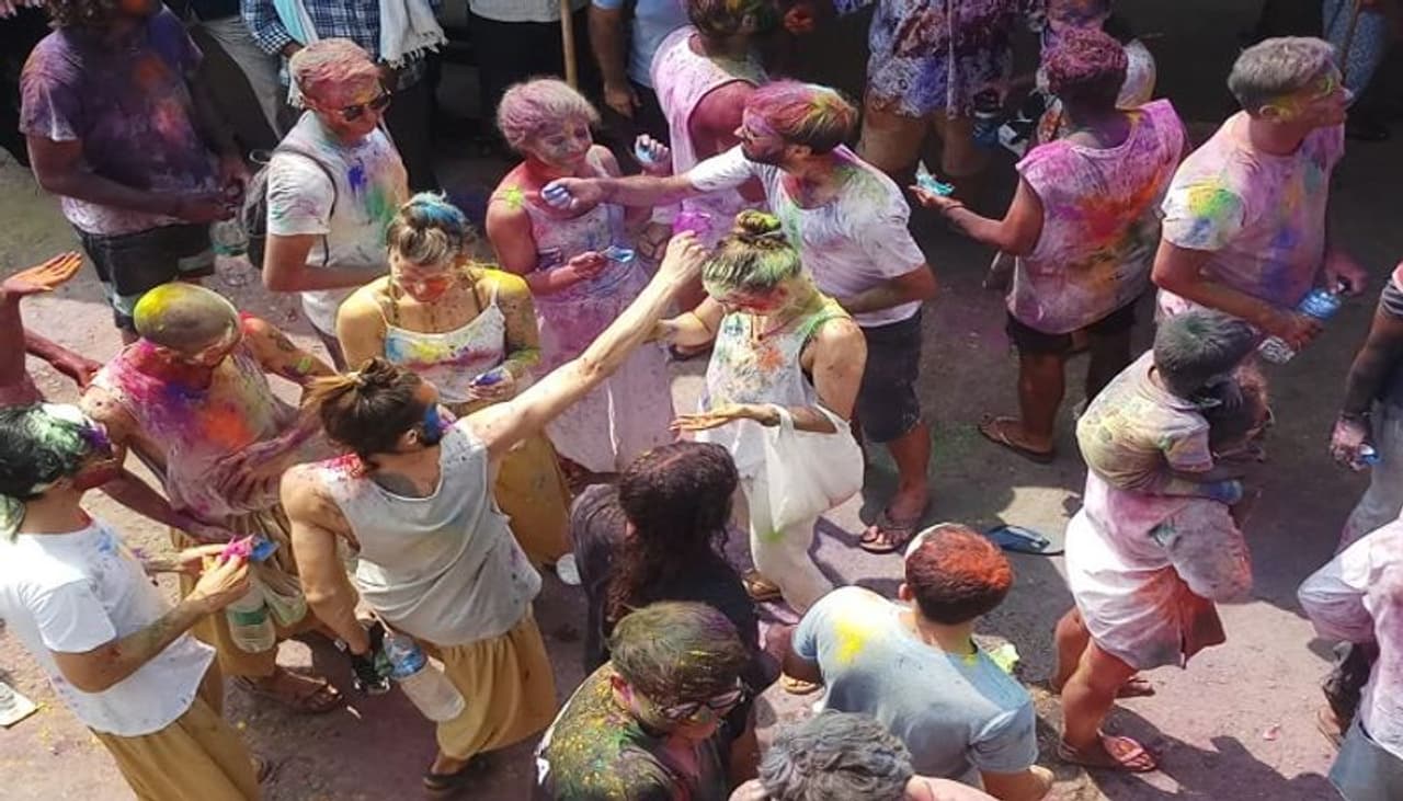 ಐತಿಹಾಸಿಕ ಹಂಪಿಯಲ್ಲಿ ವಿದೇಶಿಗರ ರಂಗಿನಾಟ