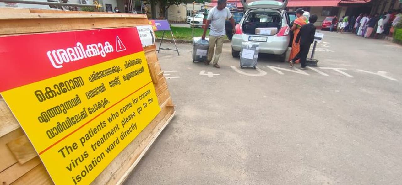 സംസ്ഥാനത്ത് കൊവിഡ് 19 ബാധിച്ചവരുടെ എണ്ണം 12 ആയി. കൊറോണ വൈറസിനെ പ്രതിരോധിക്കാനുള്ള ആന്റി വൈറസ് മരുന്നുകളോ, രോഗാണുബാധയ്ക്ക് എതിരായ വാക്സിനുകളോ ഇതുവരെ കണ്ടെത്തിയിട്ടില്ലെന്നത് ആശങ്ക പടര്ത്തുന്നുണ്ട്. സംസ്ഥാനത്ത് കൊവിഡ് 19 ബാധിച്ചവരുടെ എണ്ണം 12 ആയി. കൊറോണ വൈറസിനെ പ്രതിരോധിക്കാനുള്ള ആന്റി വൈറസ് മരുന്നുകളോ, രോഗാണുബാധയ്ക്ക് എതിരായ വാക്സിനുകളോ ഇതുവരെ കണ്ടെത്തിയിട്ടില്ലെന്നത് ആശങ്ക പടര്ത്തുന്നുണ്ട്.