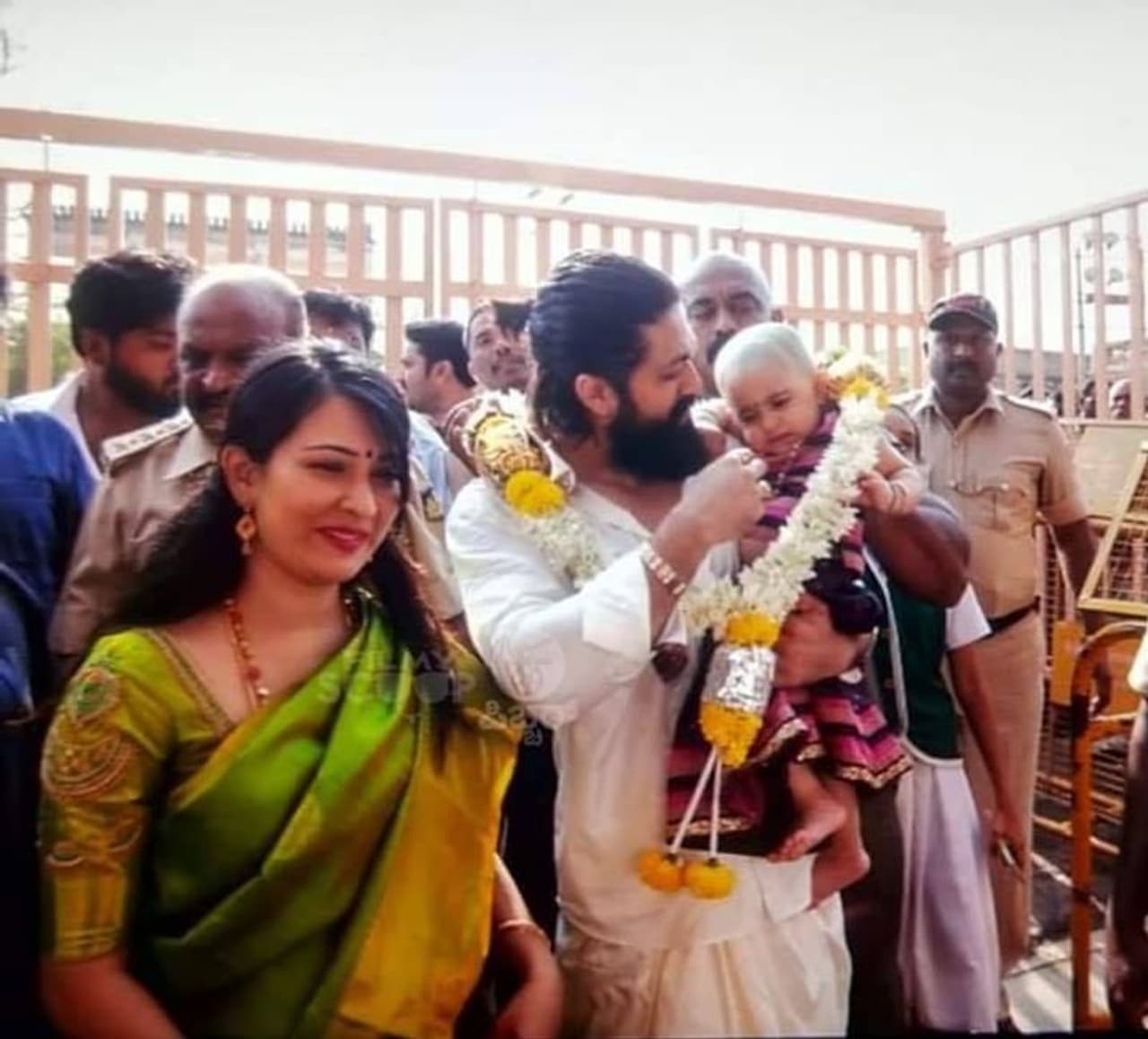 ದೇವಾಲಯಕ್ಕೆ ಆಗಮಿಸಿದ ಯಶ್ ದಂಪತಿ ದೇವಾಲಯಕ್ಕೆ ಆಗಮಿಸಿದ ಯಶ್ ದಂಪತಿ