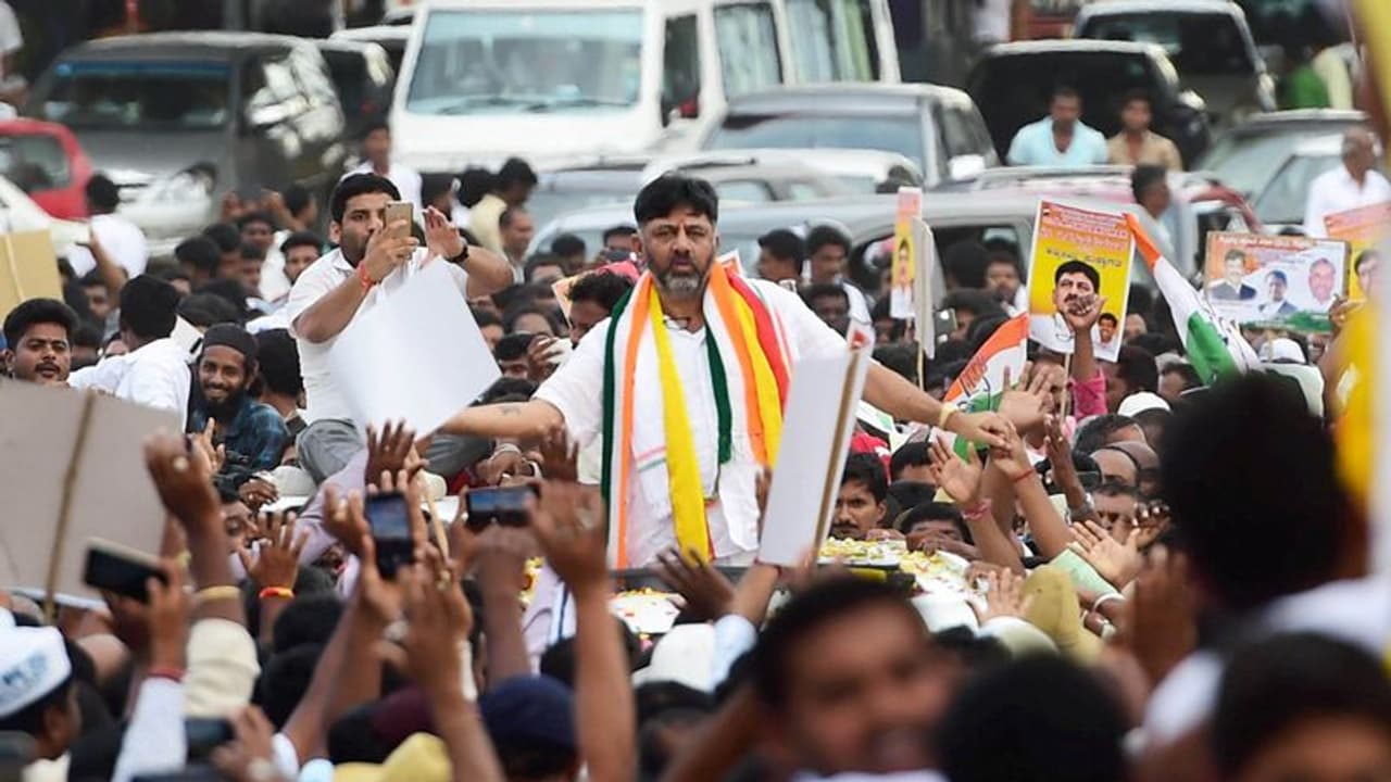 ಇರುವ ಗುಂಪುಗಾರಿಕೆಗಳನ್ನು ನಿರ್ನಾಮ ಮಾಡಿ, ಮೂಲ ವಲಸಿಗ ಎನ್ನದೇ ಎಲ್ಲರನ್ನೂ ಒಗ್ಗಟ್ಟಿನಿಂದ ಒಯ್ಯುವುದು ಇರುವ ಗುಂಪುಗಾರಿಕೆಗಳನ್ನು ನಿರ್ನಾಮ ಮಾಡಿ, ಮೂಲ ವಲಸಿಗ ಎನ್ನದೇ ಎಲ್ಲರನ್ನೂ ಒಗ್ಗಟ್ಟಿನಿಂದ ಒಯ್ಯುವುದು