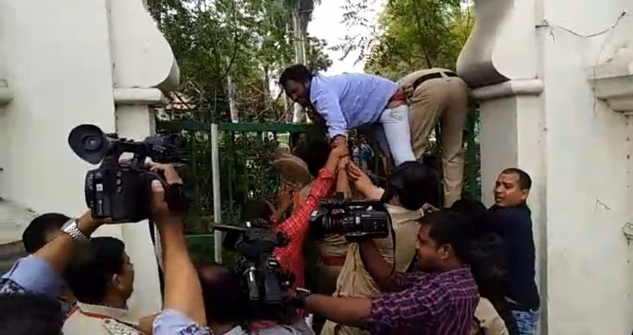 తెలంగాణ అసెంబ్లీ గేటెక్కిన ఏబివిపి విద్యార్థి తెలంగాణ అసెంబ్లీ గేటెక్కిన ఏబివిపి విద్యార్థి